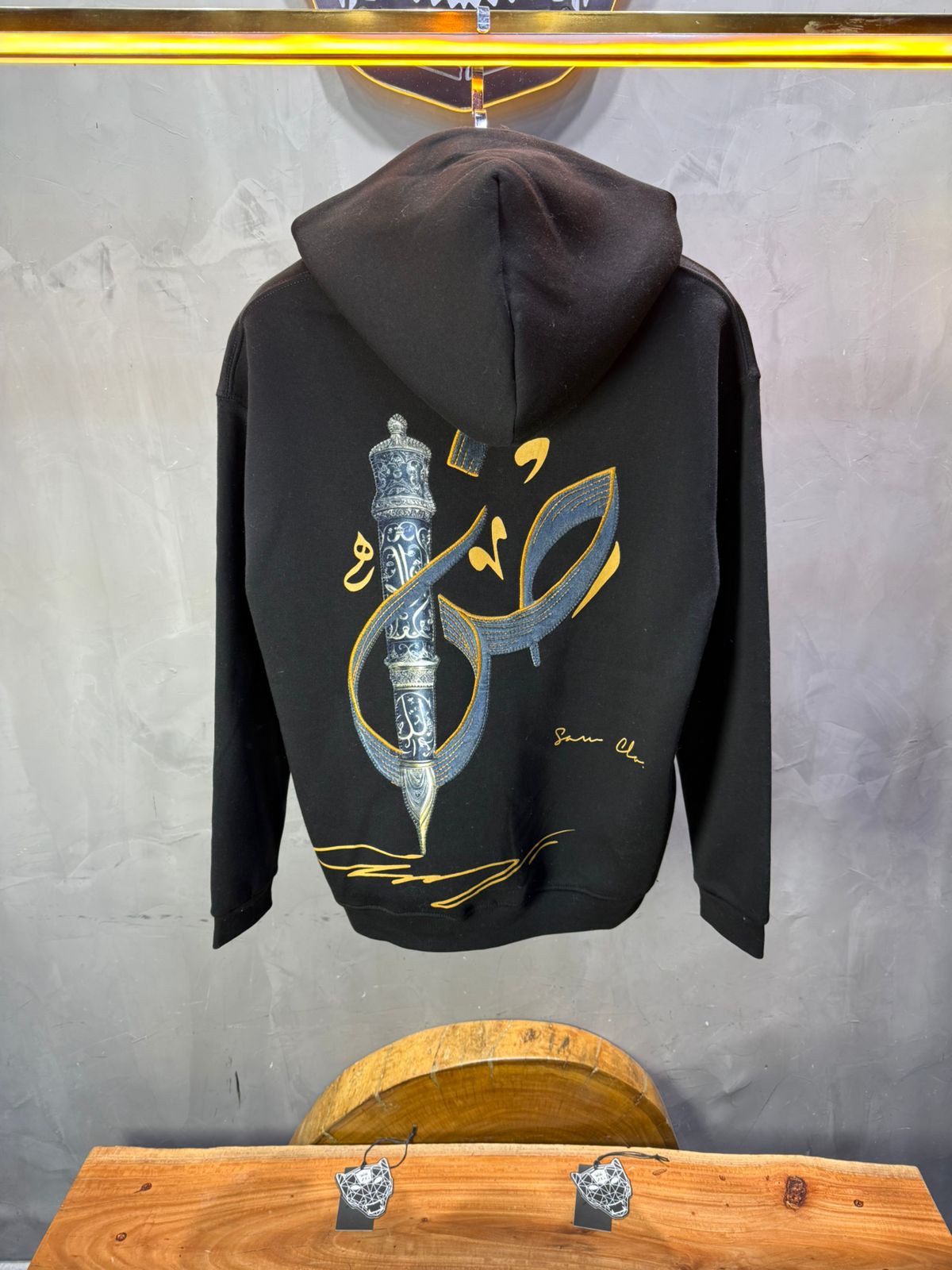 Hoodie noir Broderie Sabre Calligraphie Arabe Sann 5010