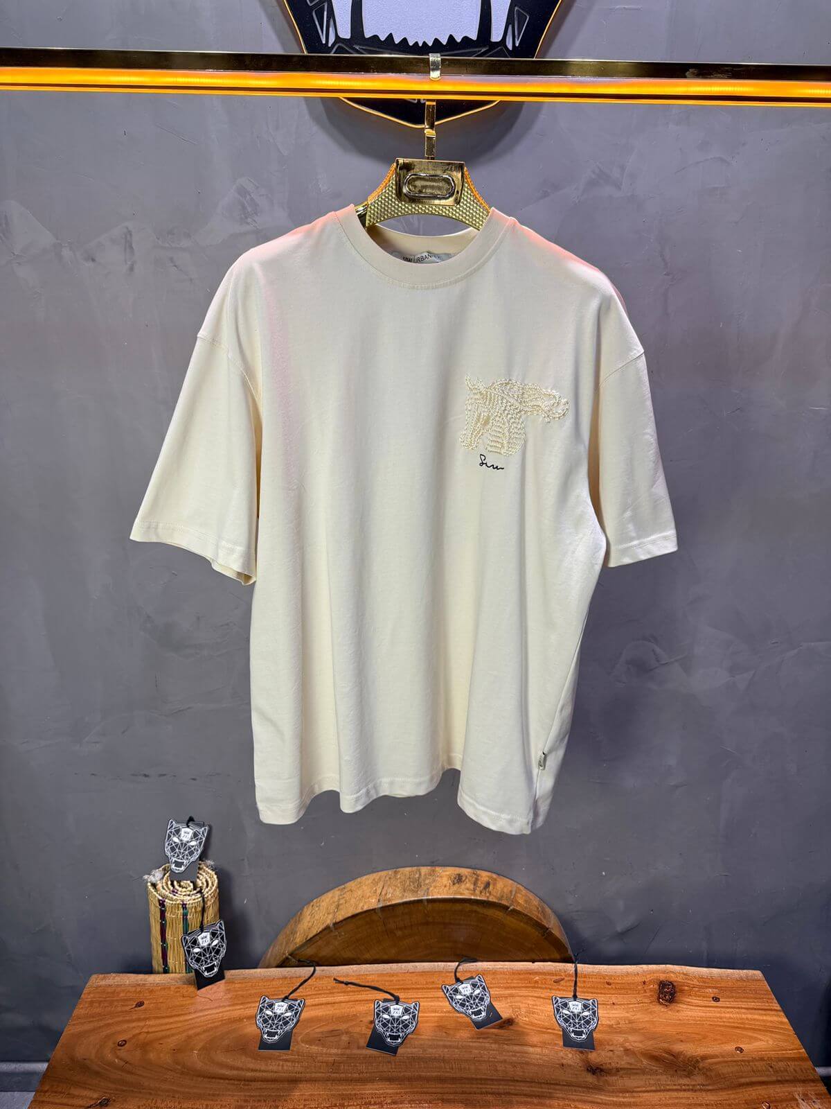 T-Shirt Oversize Beige – Cheval Brodé 5124