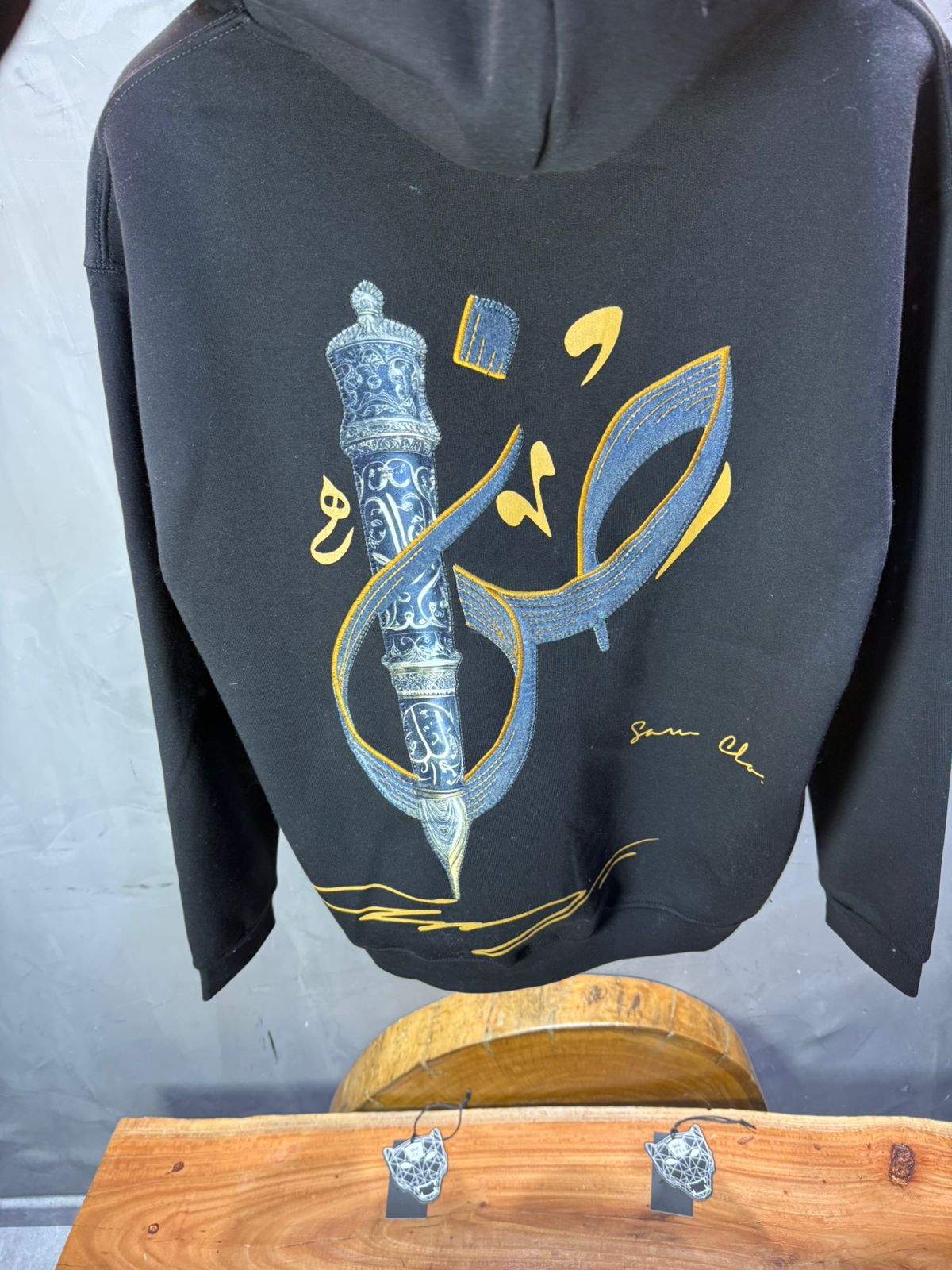 Hoodie noir Broderie Sabre Calligraphie Arabe Sann 5010 - ZG PREMIUM