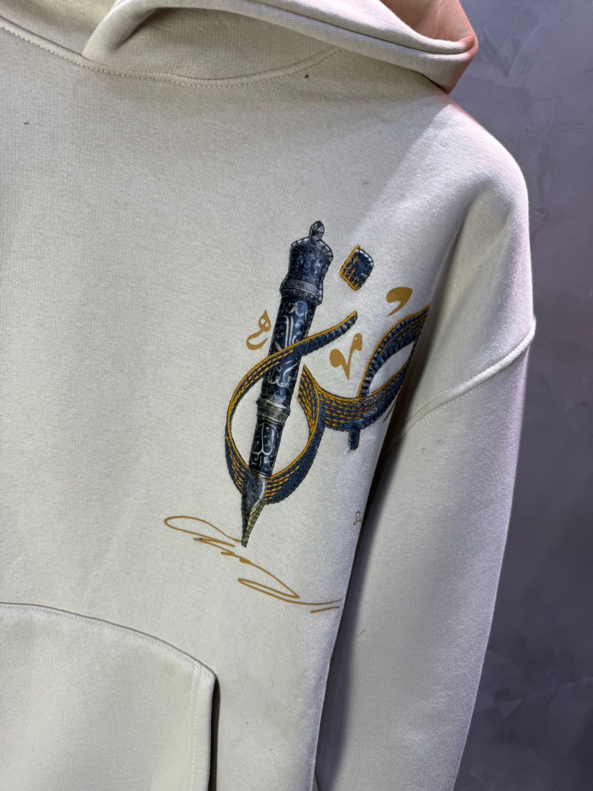 Hoodie beige Broderie Sabre Calligraphie Arabe Sann 5010 - ZG PREMIUM