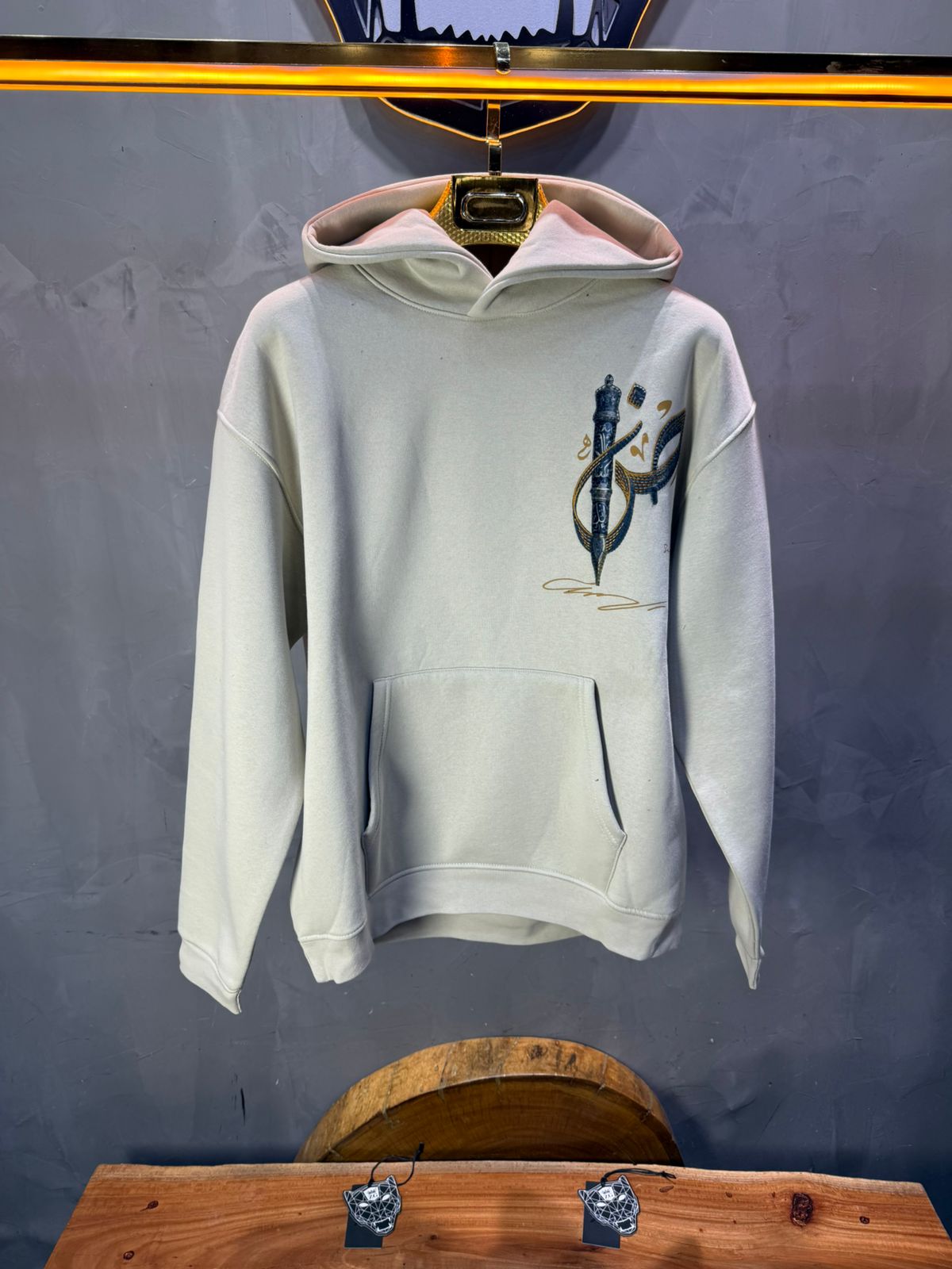 Hoodie beige Broderie Sabre Calligraphie Arabe Sann 5010 - ZG PREMIUM