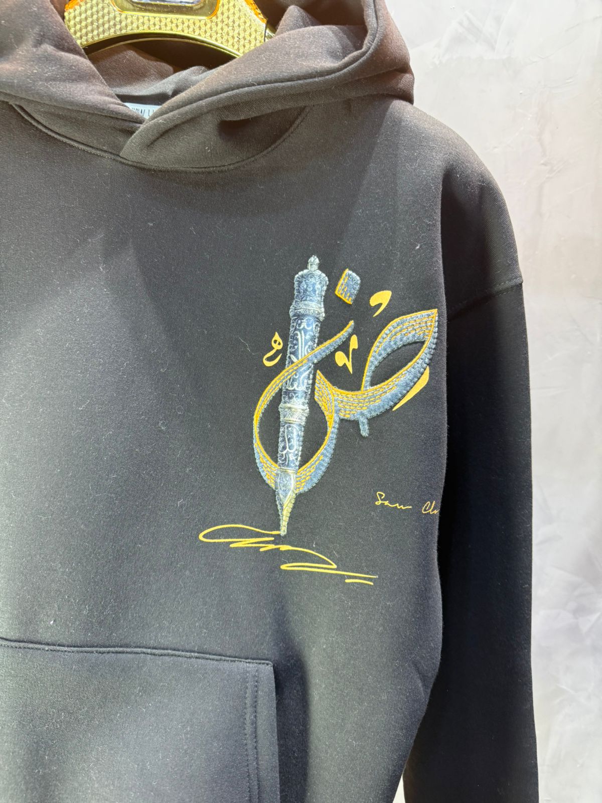 Hoodie noir Broderie Sabre Calligraphie Arabe Sann 5010 - ZG PREMIUM