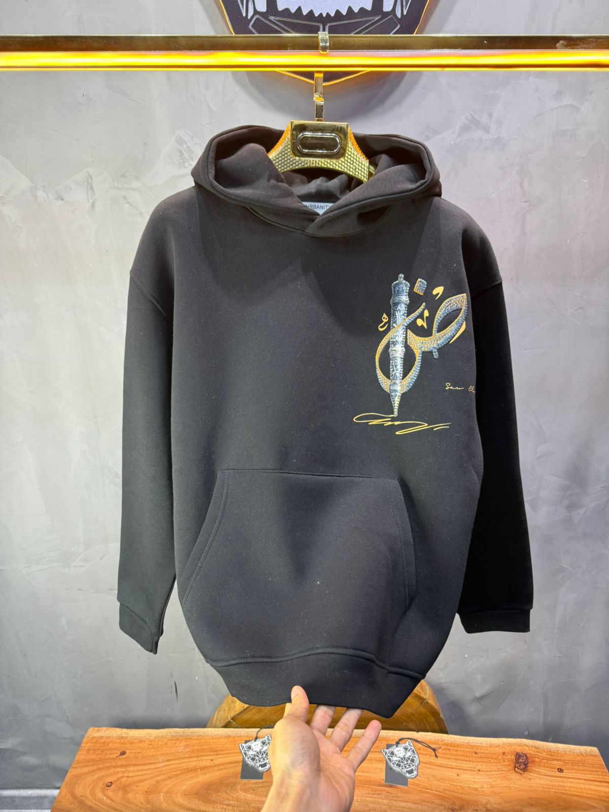 Hoodie noir Broderie Sabre Calligraphie Arabe Sann 5010 - ZG PREMIUM