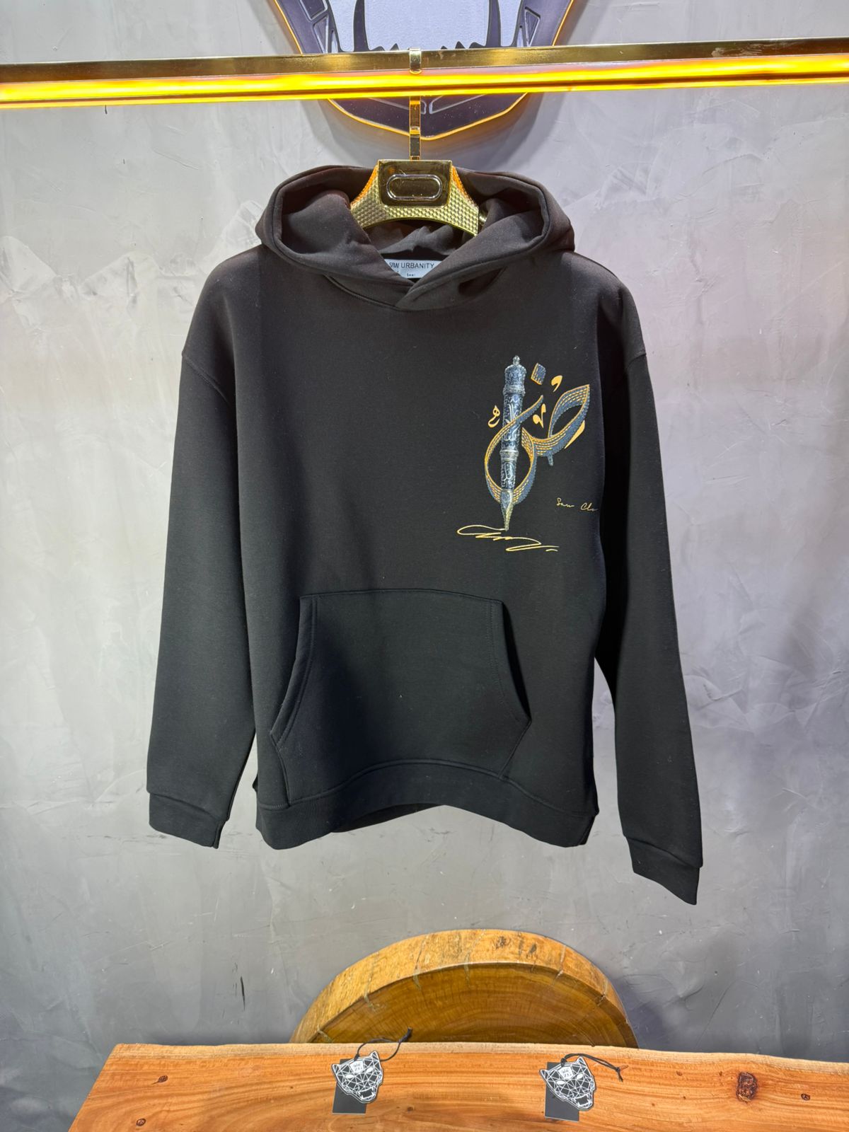 Hoodie noir Broderie Sabre Calligraphie Arabe Sann 5010 - ZG PREMIUM
