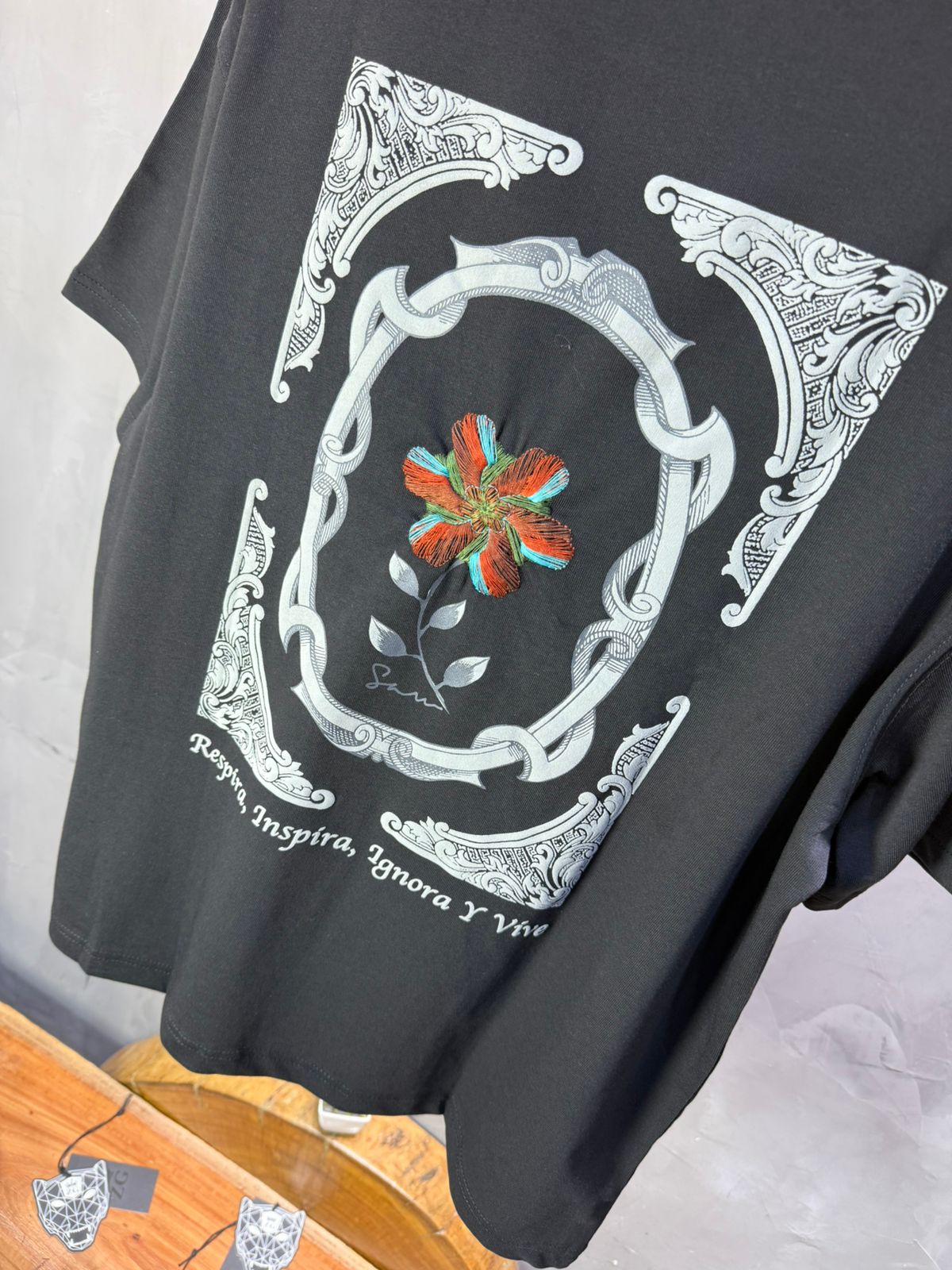 T-Shirt Oversize noir Broderie Fleur Baroque Blanc Premium 5090 - ZG PREMIUM