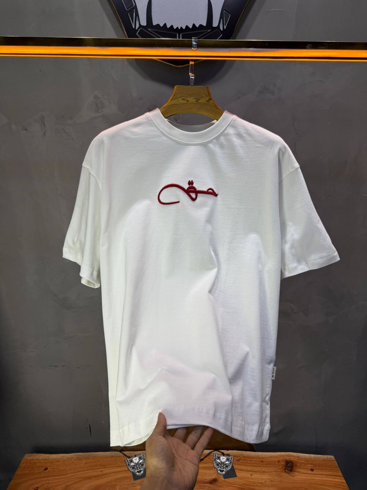 T-Shirt Oversize Blanc Broderie Calligraphie "حق" Arabe 5052