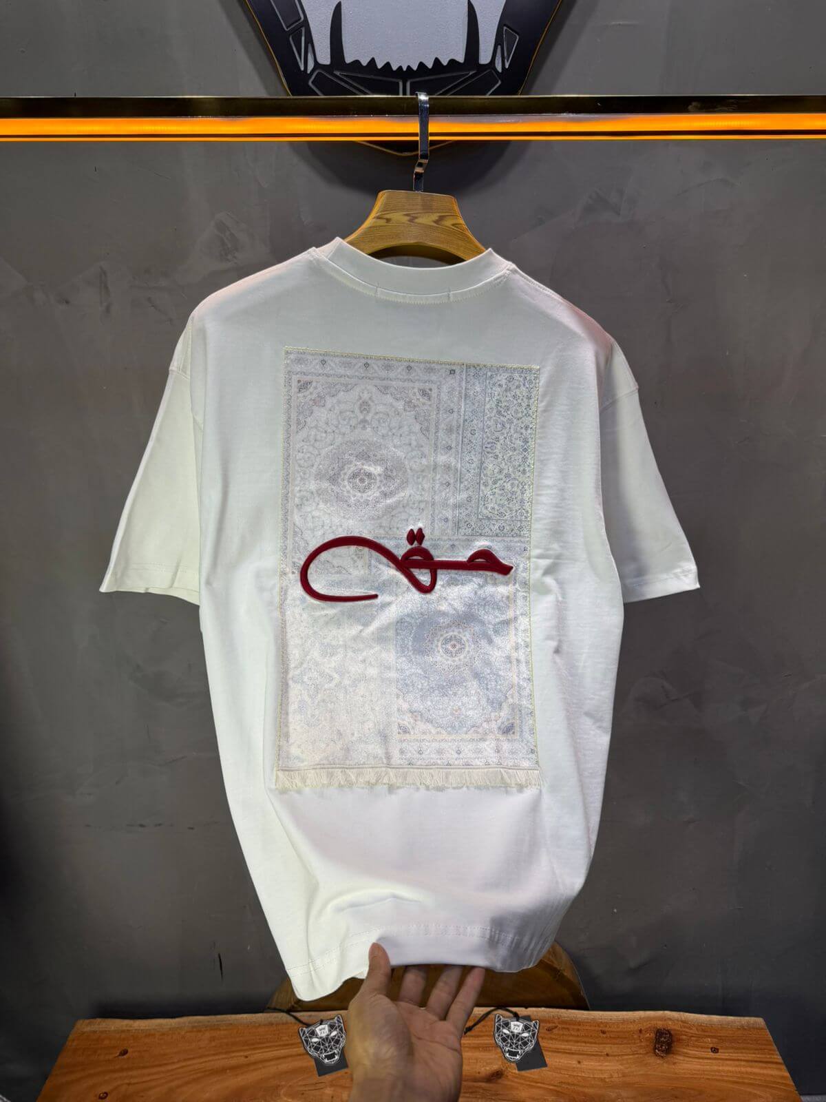 T-Shirt Oversize Blanc Broderie Calligraphie "حق" Arabe 5052