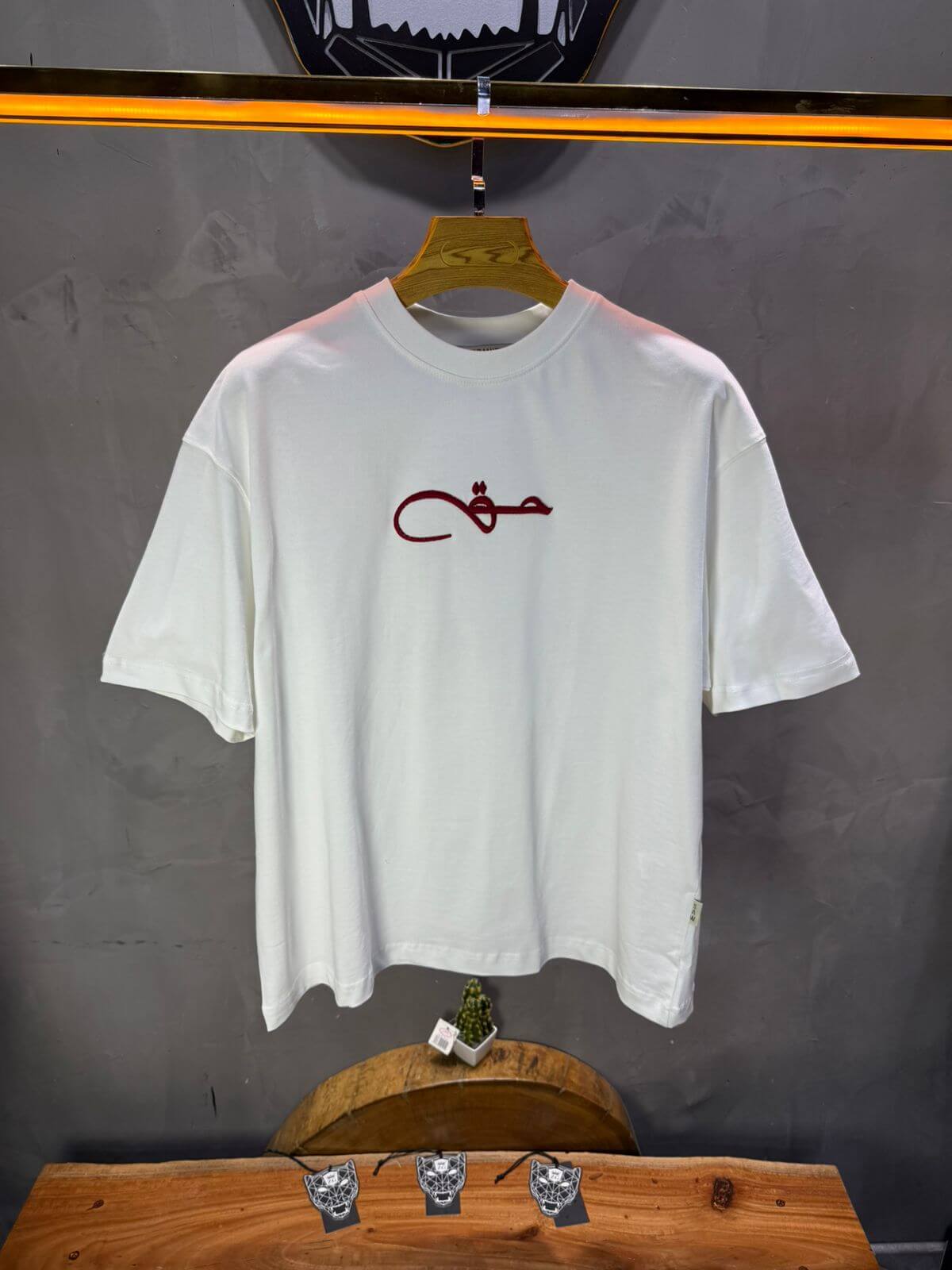 T-Shirt Oversize Blanc Broderie Calligraphie "حق" Arabe 5052