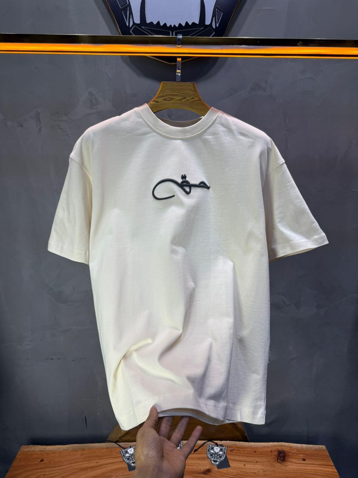 T-Shirt Oversize Beige Broderie Calligraphie "حق" Arabe 5052
