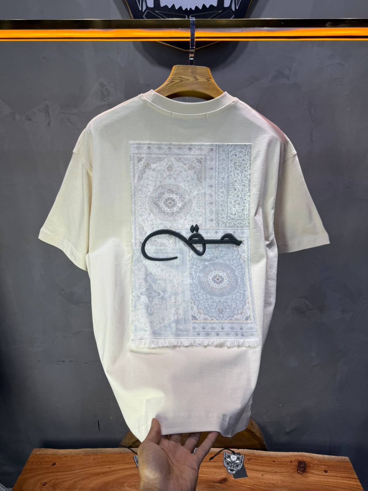 T-Shirt Oversize Beige Broderie Calligraphie "حق" Arabe 5052