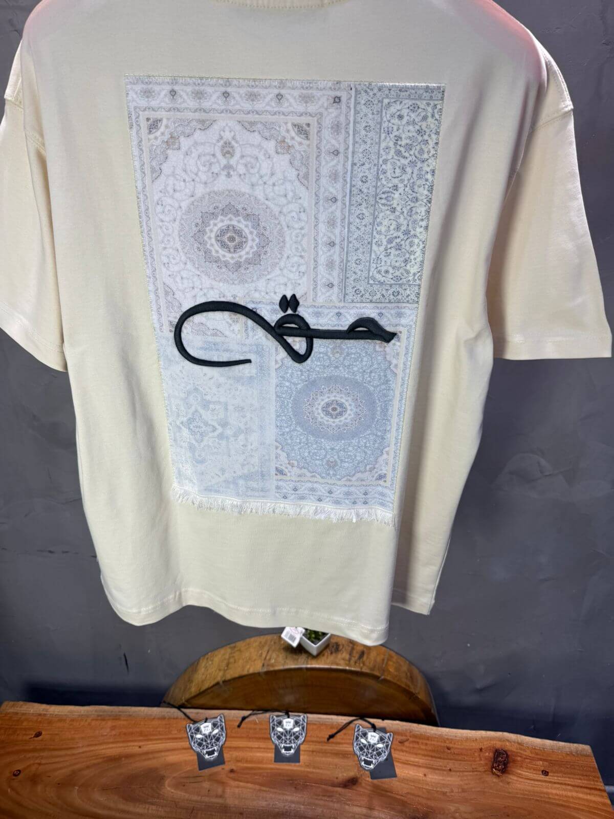 T-Shirt Oversize Beige Broderie Calligraphie "حق" Arabe 5052