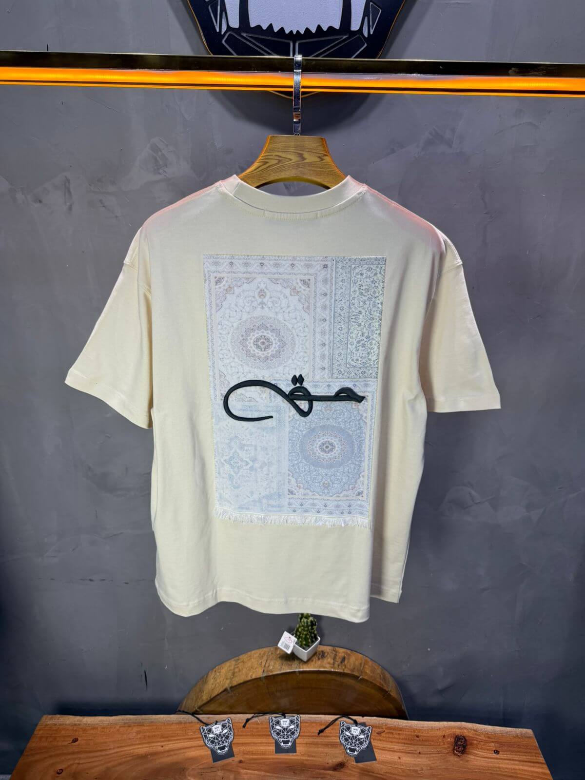 T-Shirt Oversize Beige Broderie Calligraphie "حق" Arabe 5052