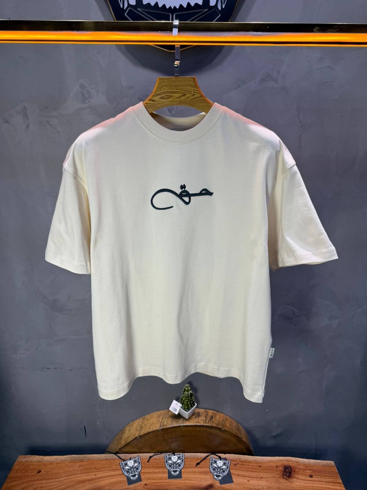 T-Shirt Oversize Beige Broderie Calligraphie "حق" Arabe 5052
