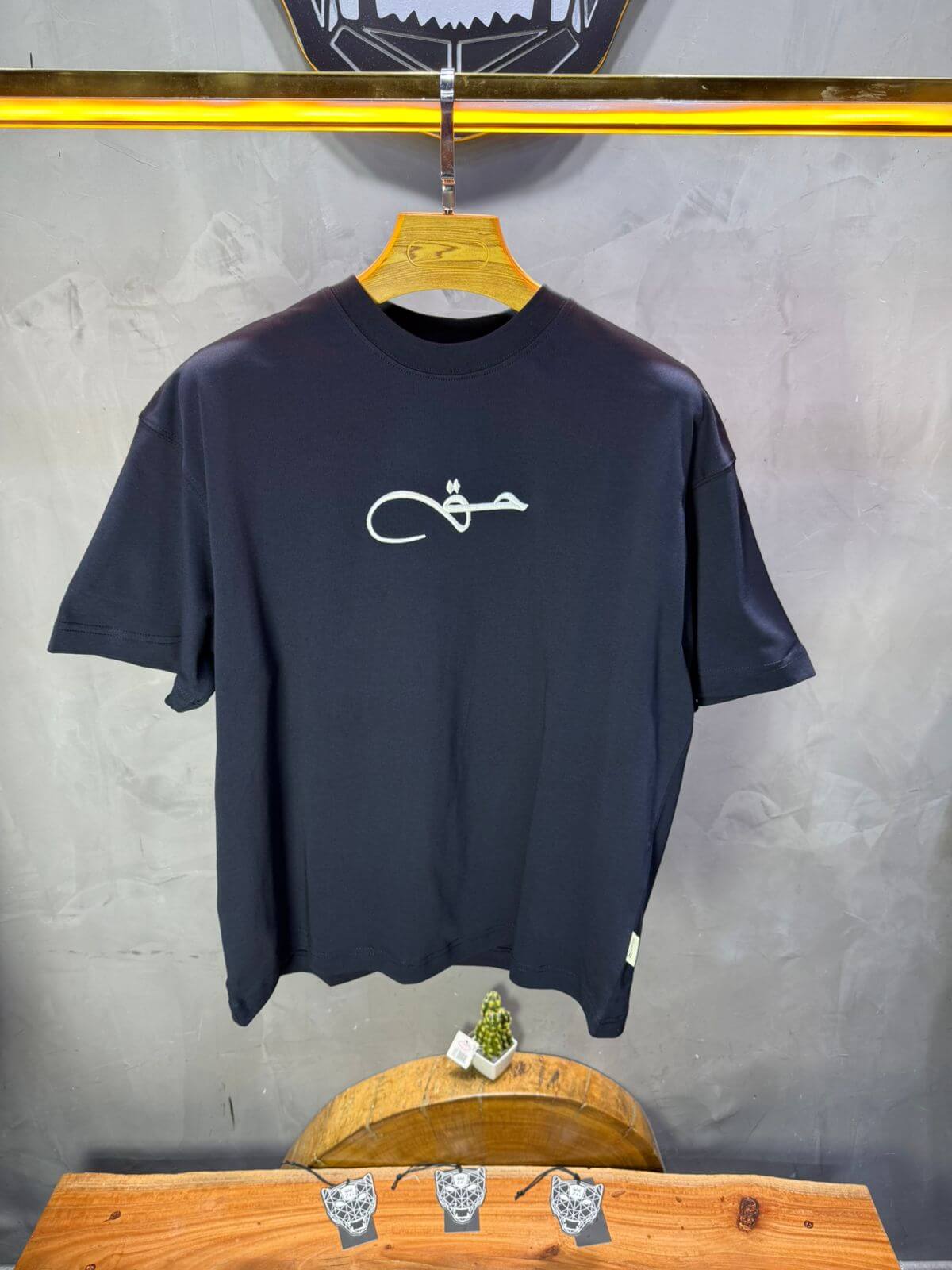 T-Shirt Oversize Navy Blue Broderie Calligraphie "حق" Arabe 5052