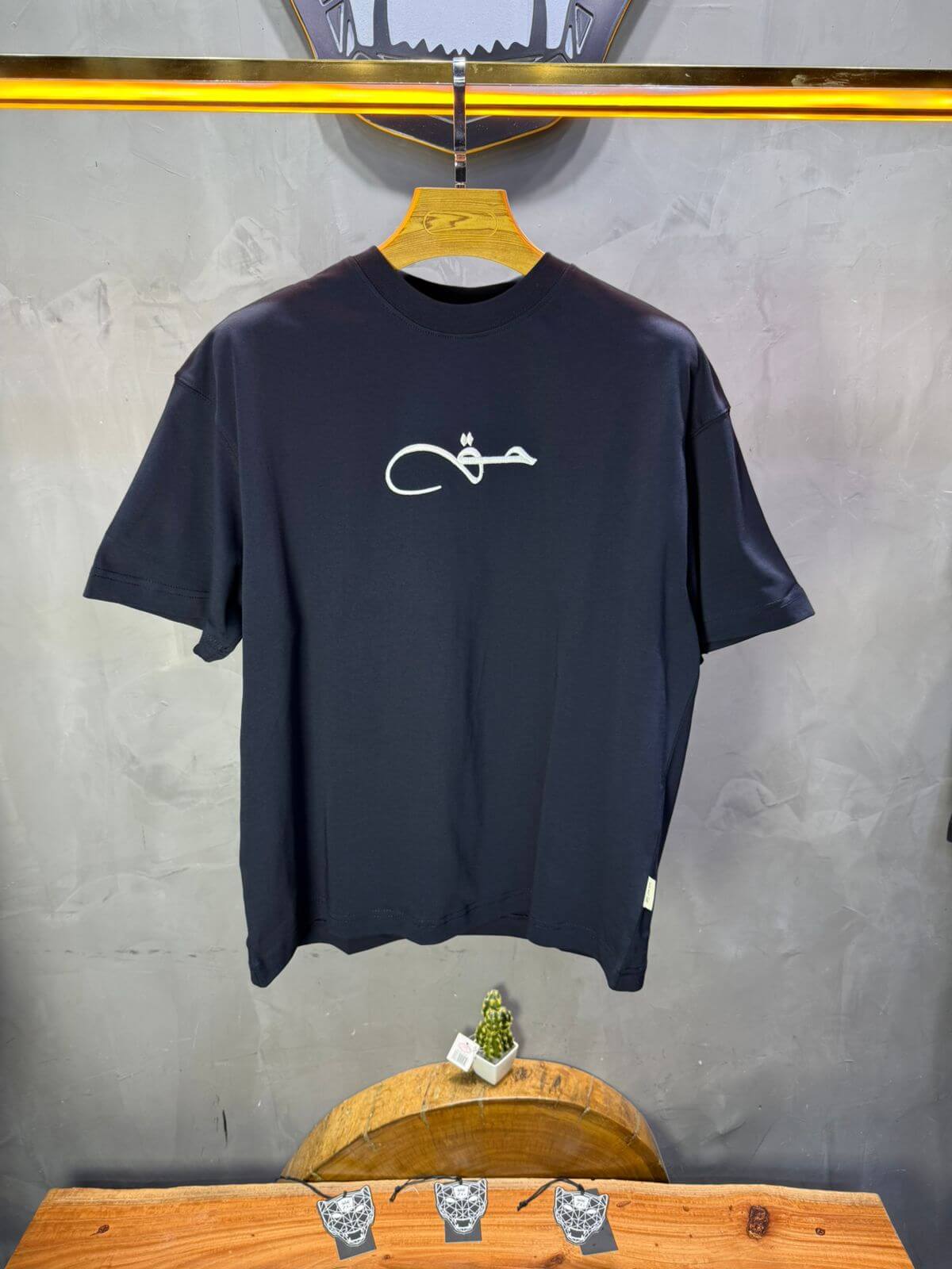 T-Shirt Oversize Navy Blue Broderie Calligraphie "حق" Arabe 5052
