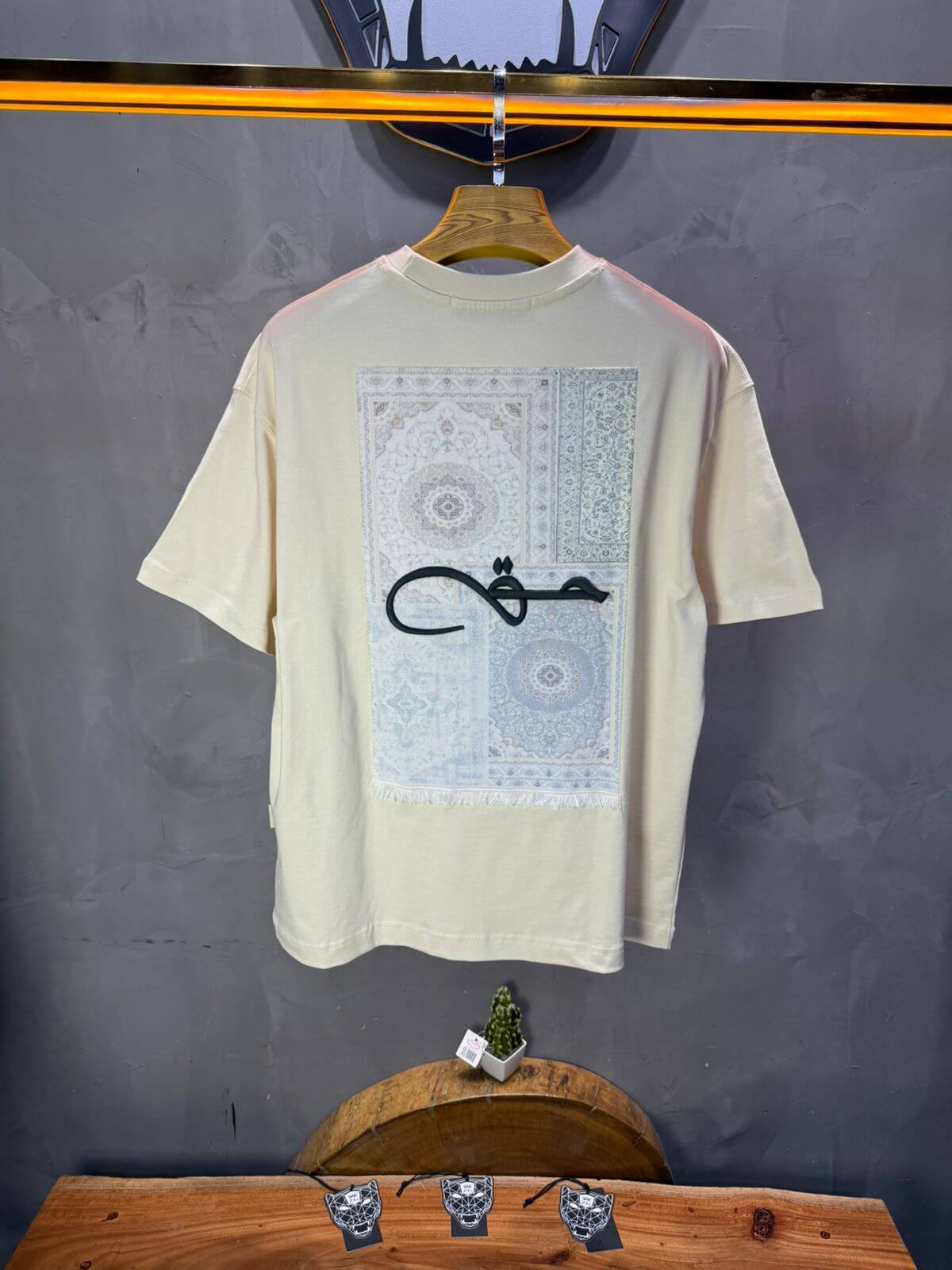 T-Shirt Oversize Beige Broderie Calligraphie "حق" Arabe 5052