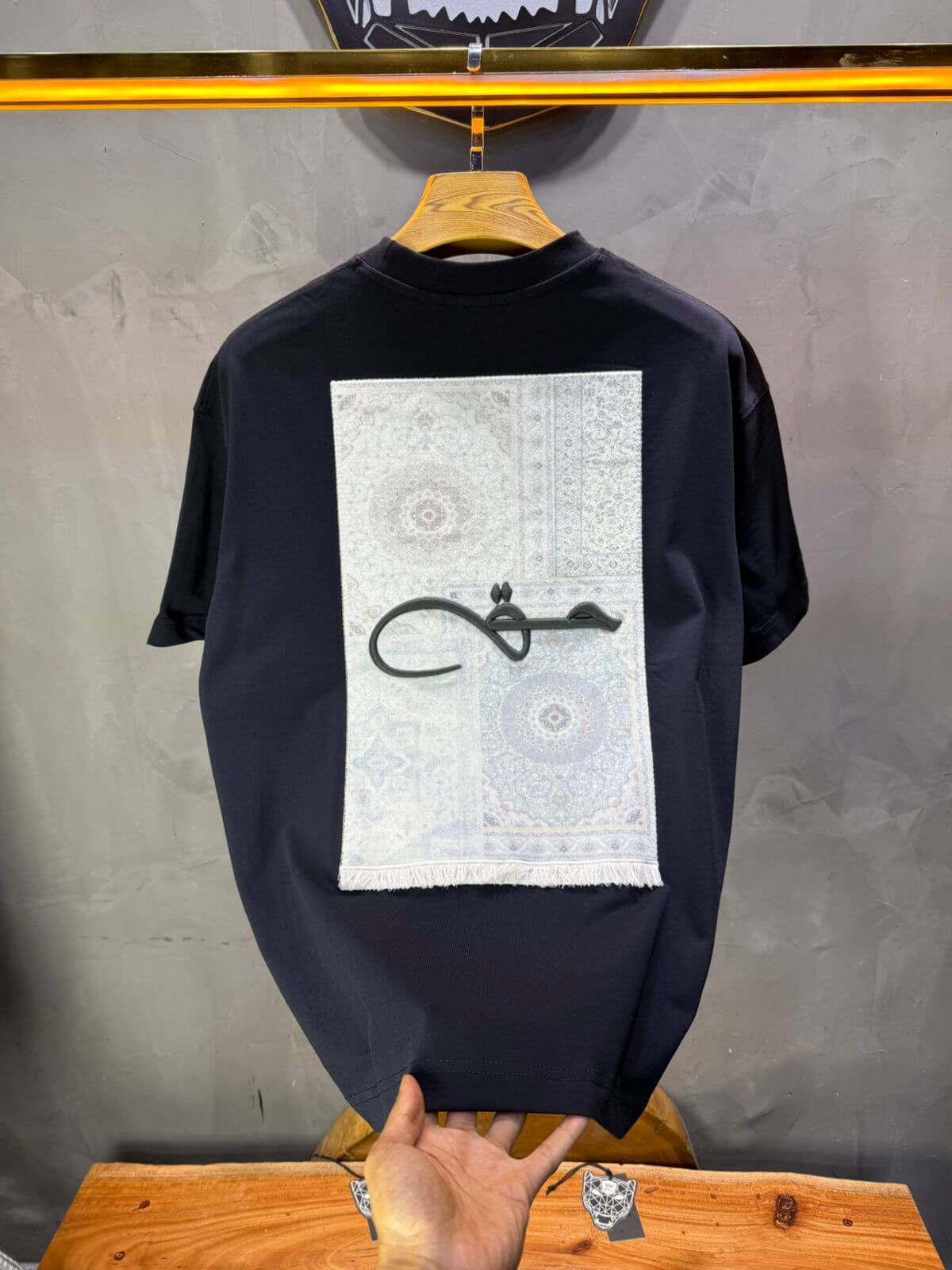 T-Shirt Oversize Navy Blue Broderie Calligraphie "حق" Arabe 5052