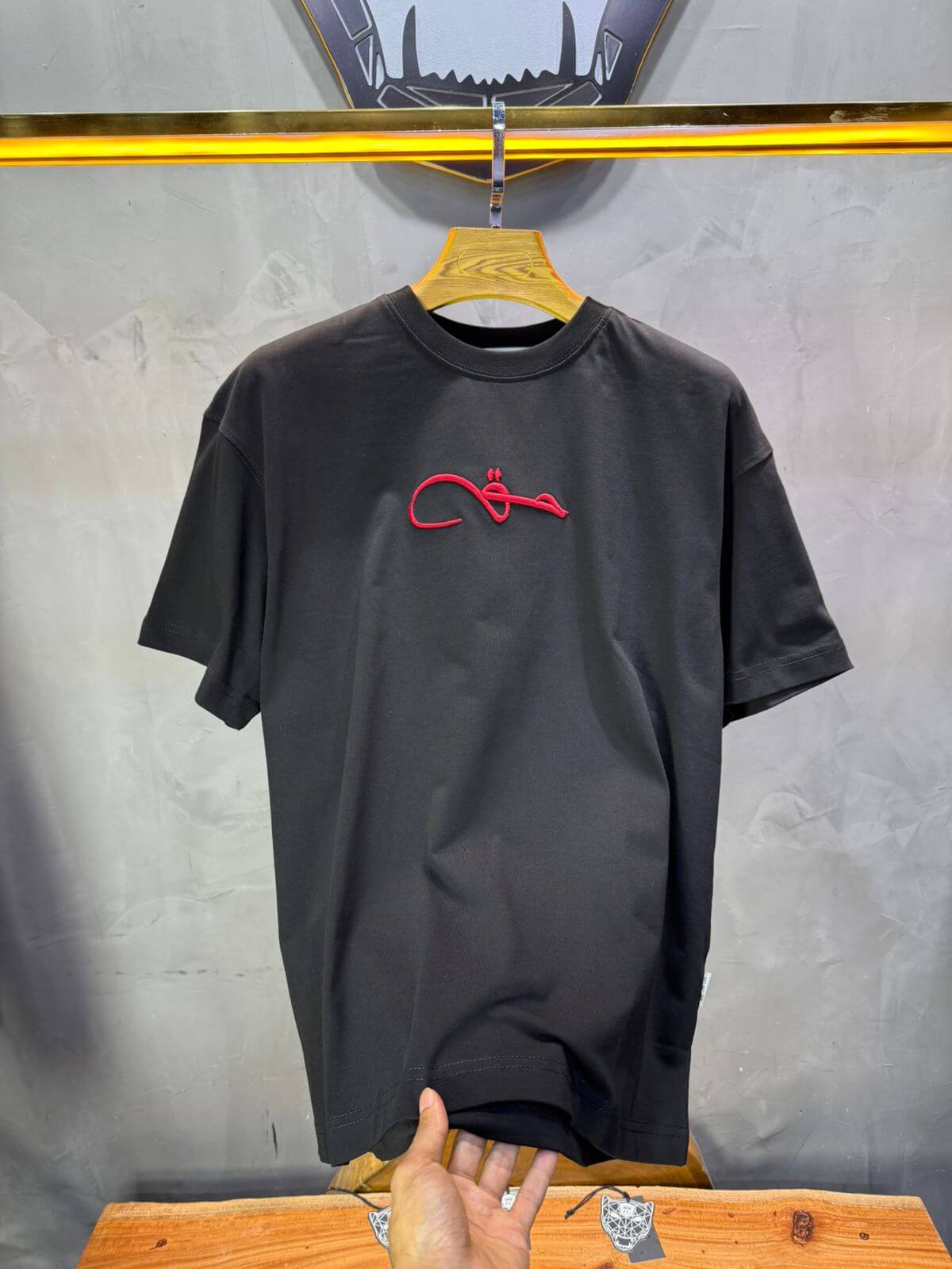 T-Shirt Oversize Noir Broderie Calligraphie "حق" Arabe 5052