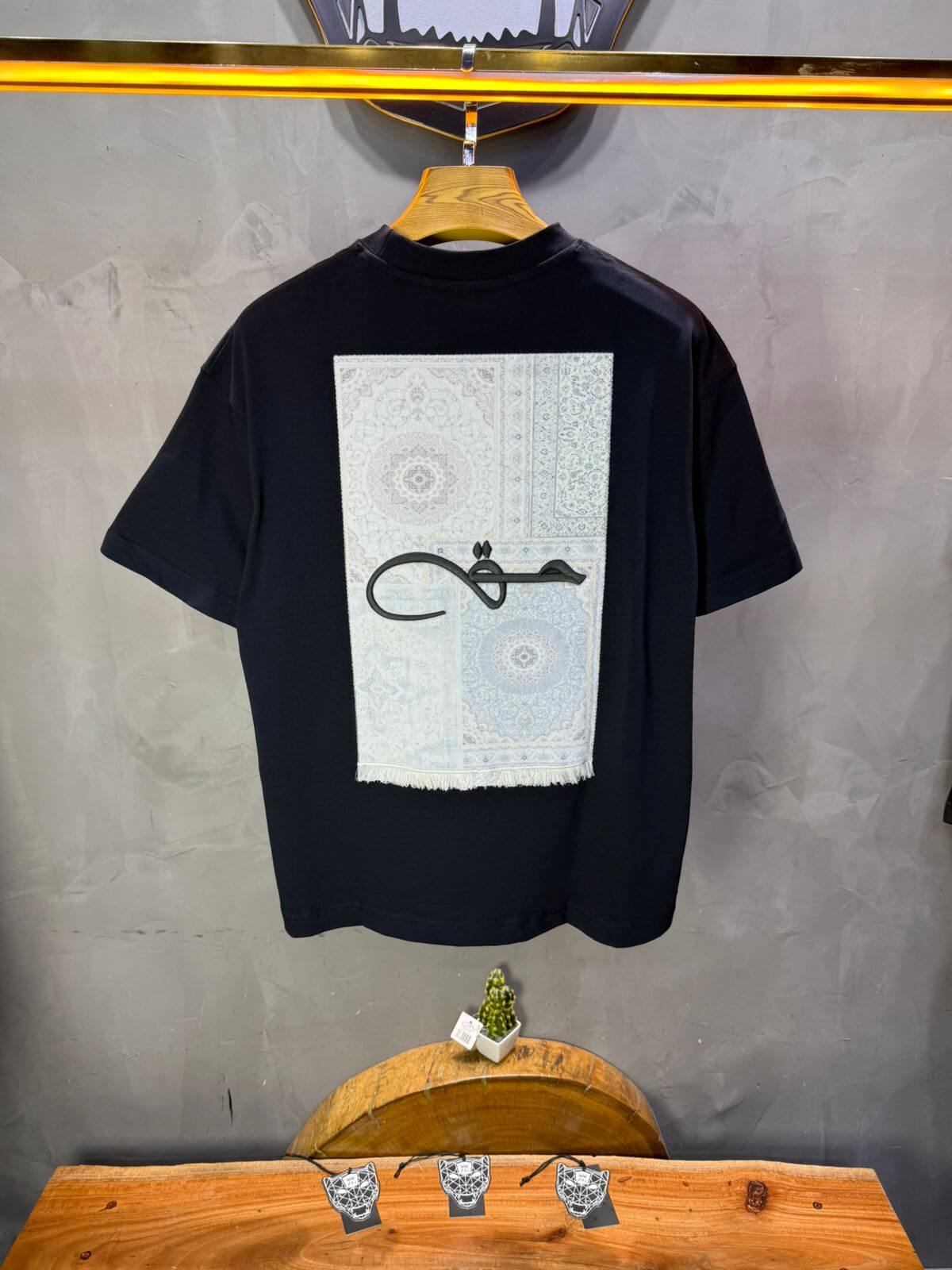 T-Shirt Oversize Navy Blue Broderie Calligraphie "حق" Arabe 5052