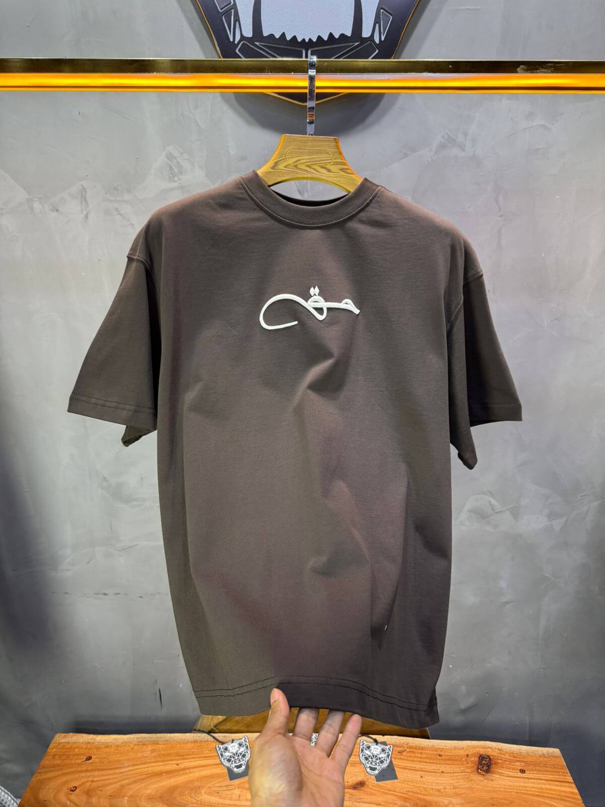 T-Shirt Oversize Bown Broderie Calligraphie "حق" Arabe 5052