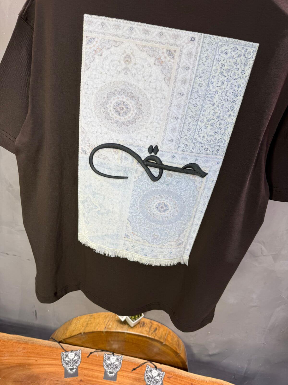 T-Shirt Oversize Bown Broderie Calligraphie "حق" Arabe 5052