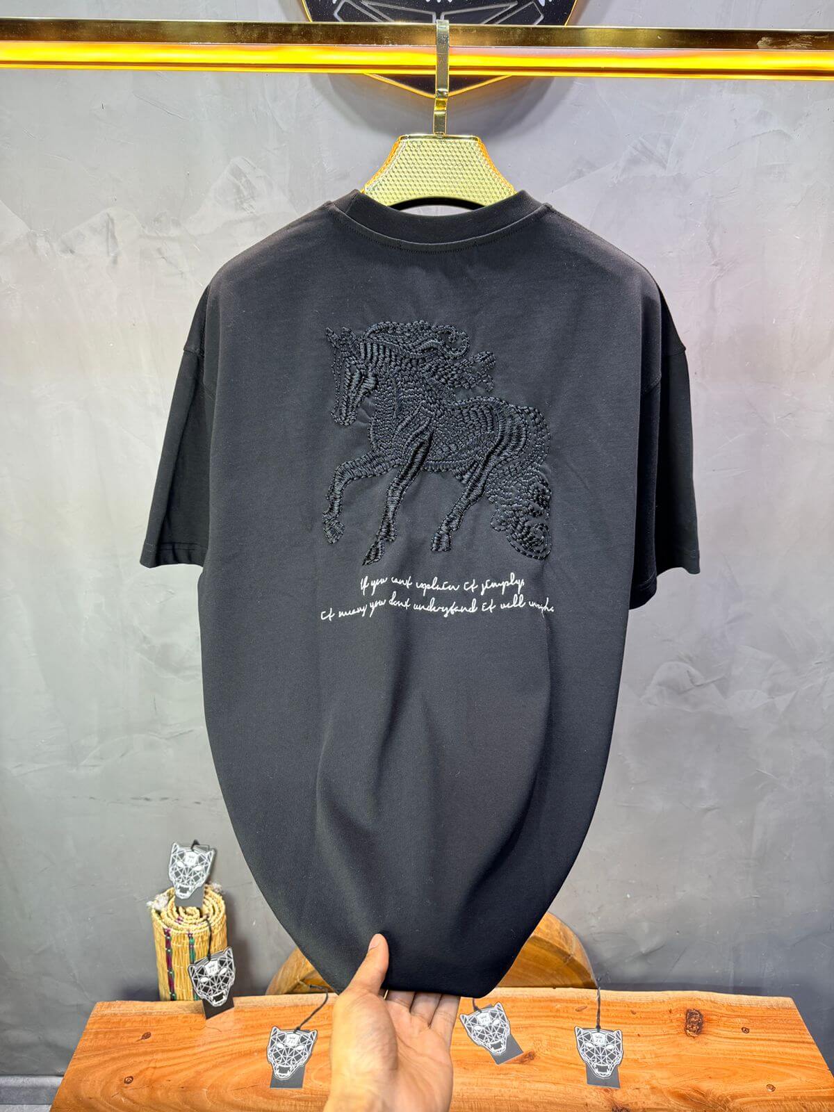T-Shirt Oversize Noir – Cheval Brodé 5124