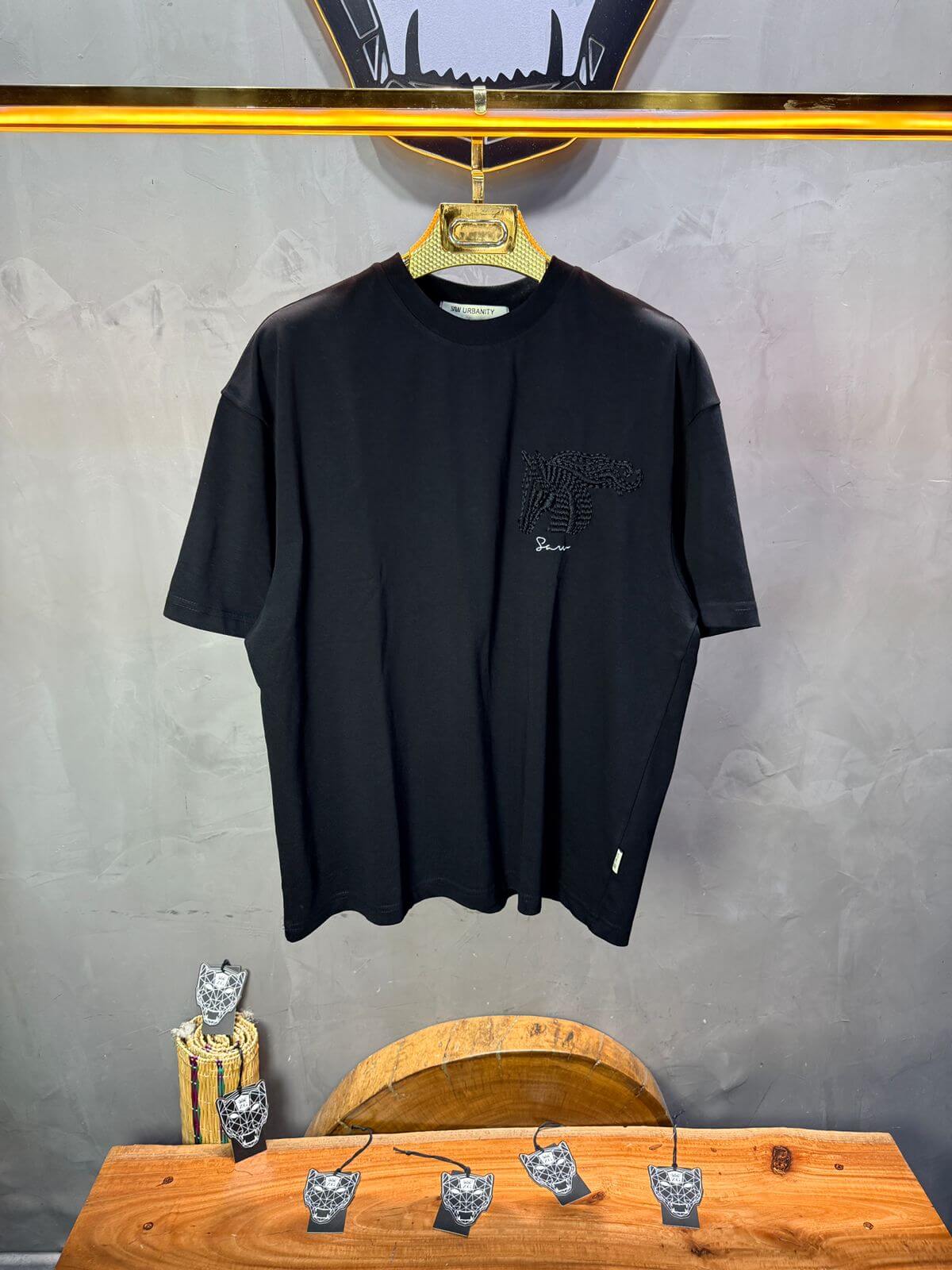 T-Shirt Oversize Noir – Cheval Brodé 5124