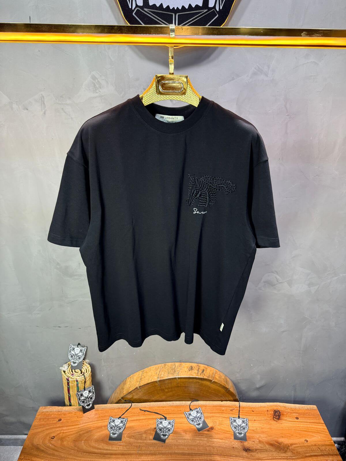 T-Shirt Oversize Noir – Cheval Brodé 5124