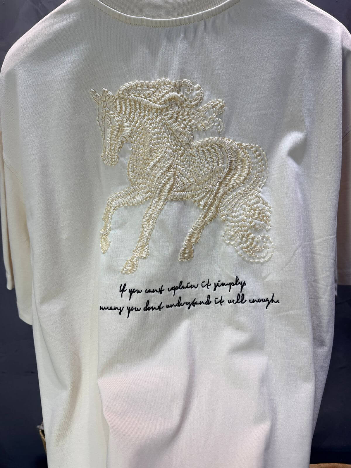 T-Shirt Oversize Beige – Cheval Brodé 5124