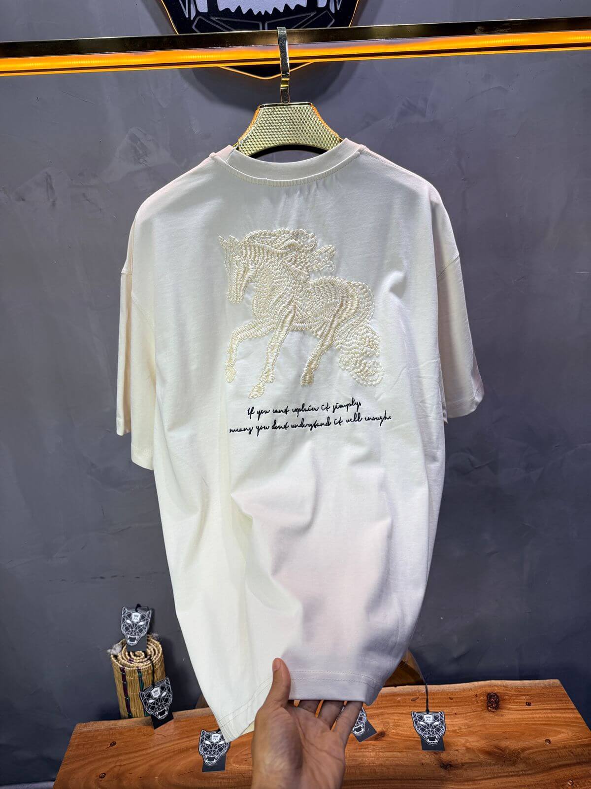 T-Shirt Oversize Beige – Cheval Brodé 5124
