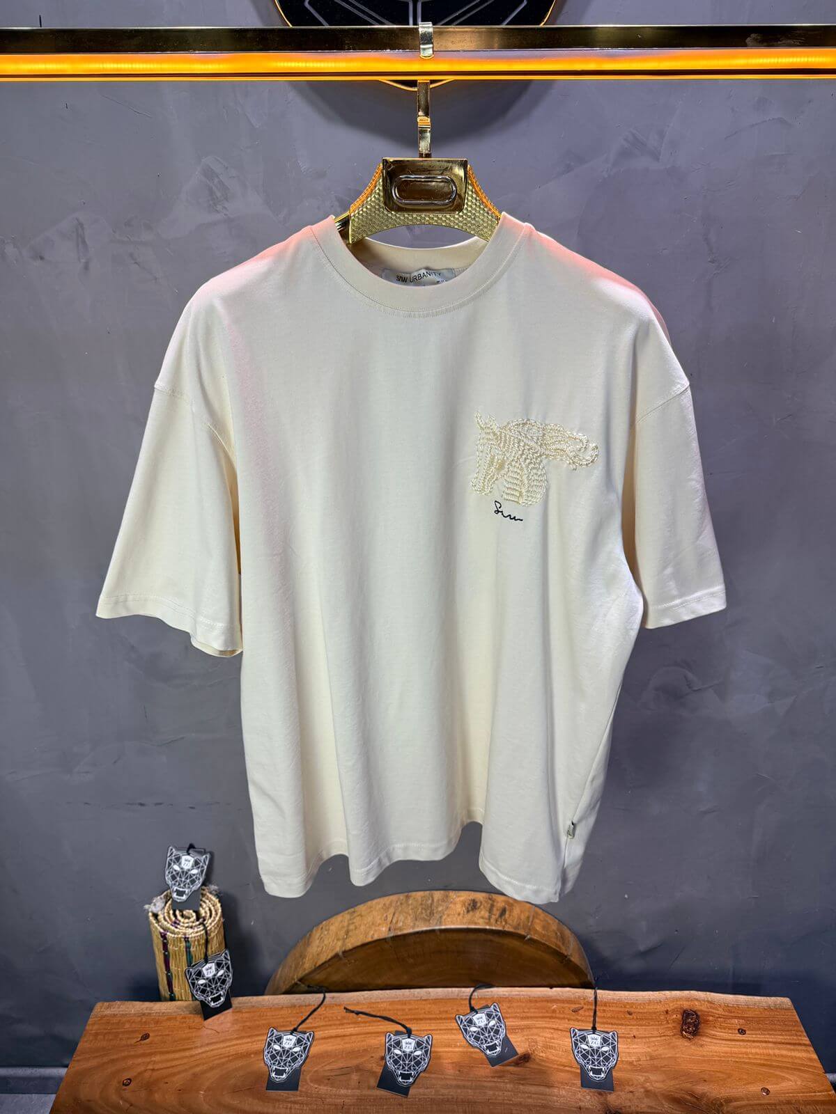 T-Shirt Oversize Beige – Cheval Brodé 5124