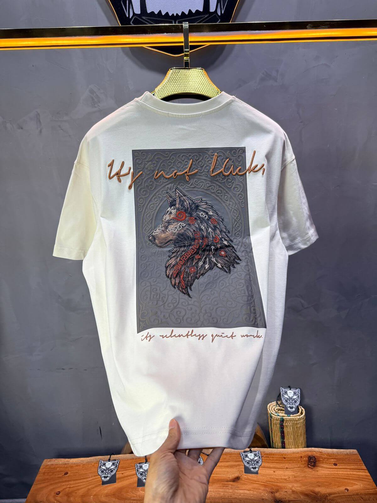 T-Shirt Oversize Beige — Loup Brodé 3D 5158