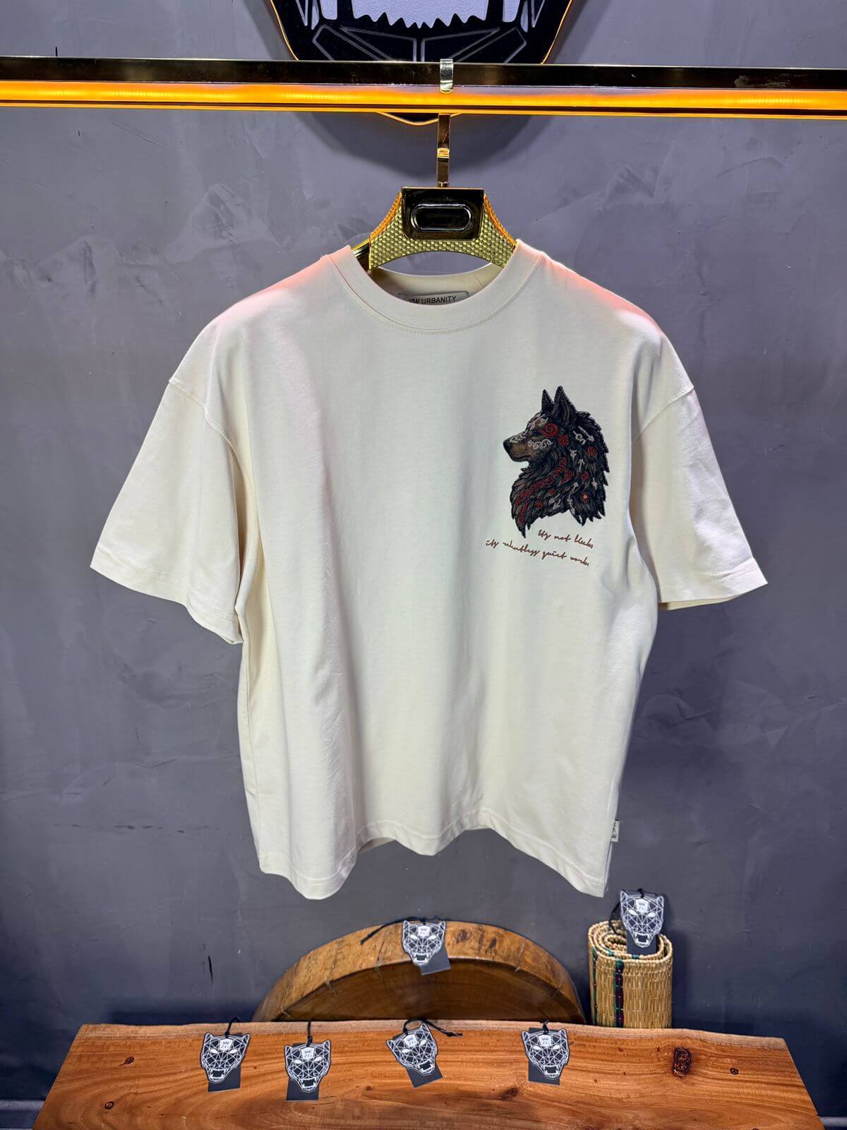 T-Shirt Oversize Beige — Loup Brodé 3D 5158