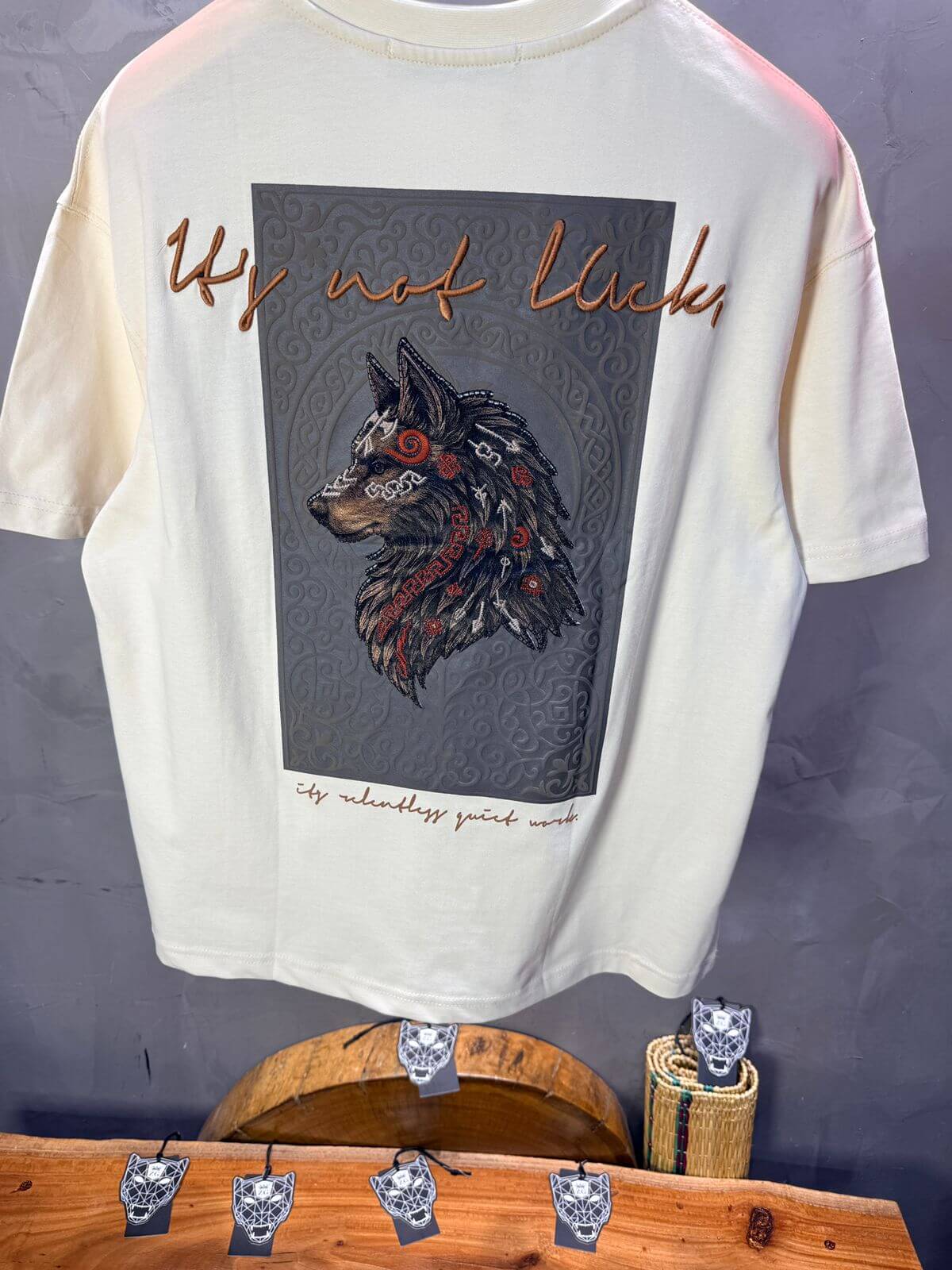 T-Shirt Oversize Beige — Loup Brodé 3D 5158