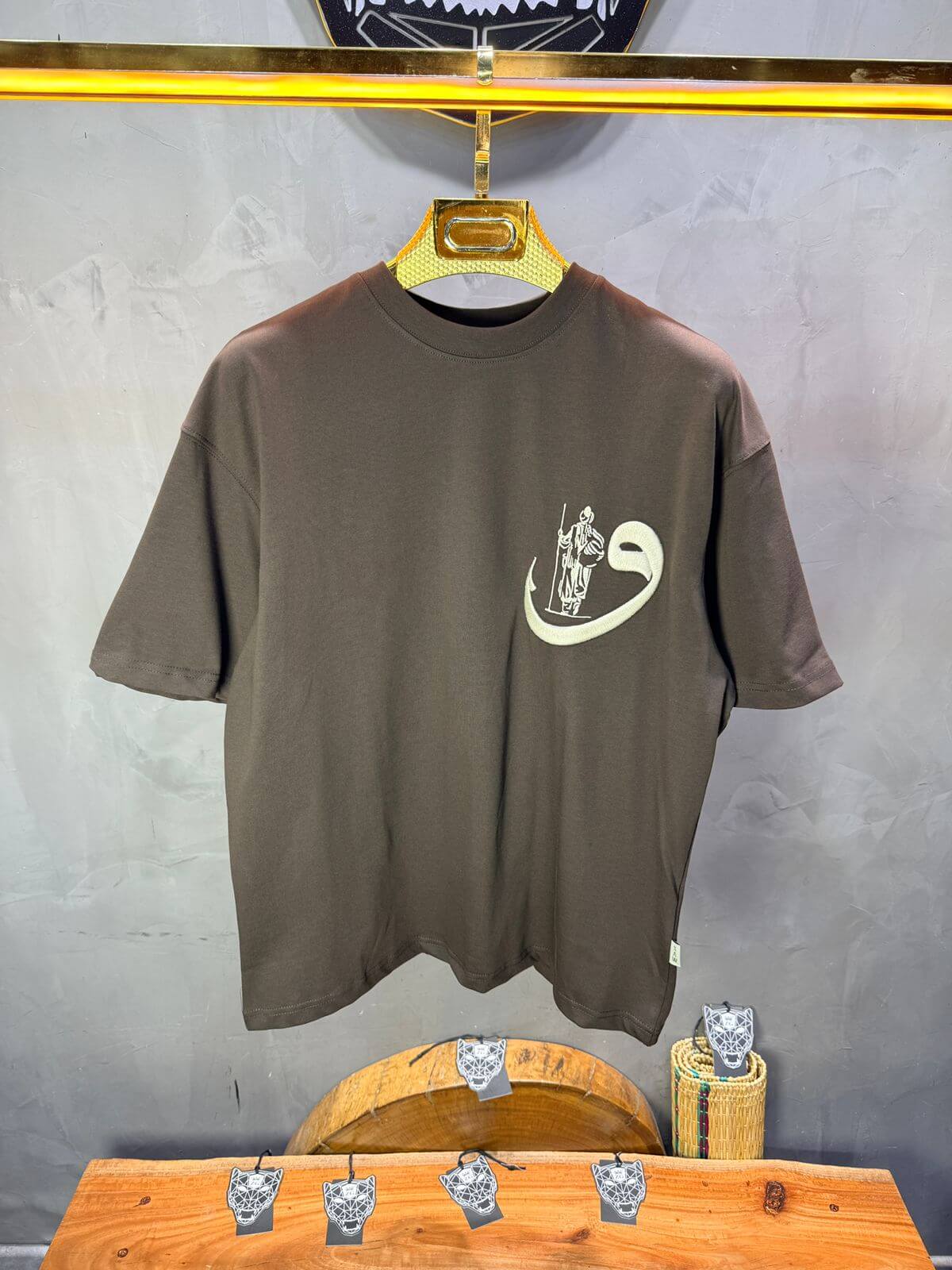 T-Shirt Oversize Brown — Calligraphie "Waw" 5105
