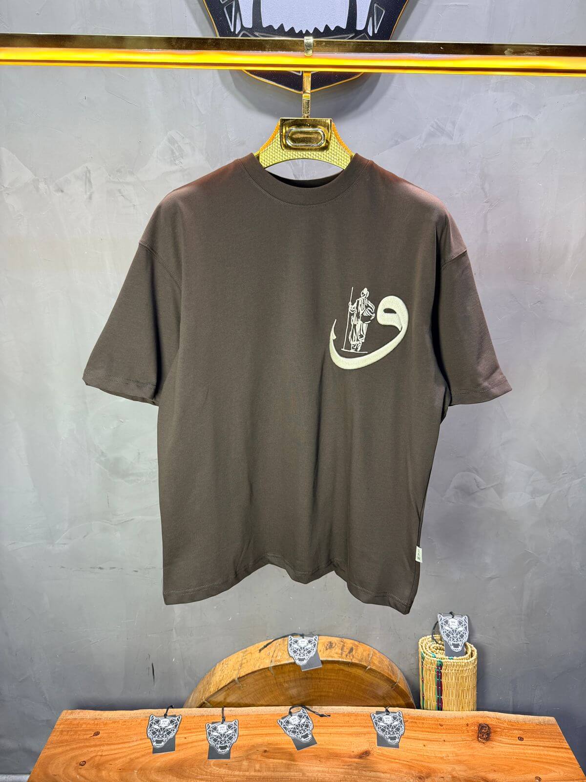 T-Shirt Oversize Brown — Calligraphie "Waw" 5105