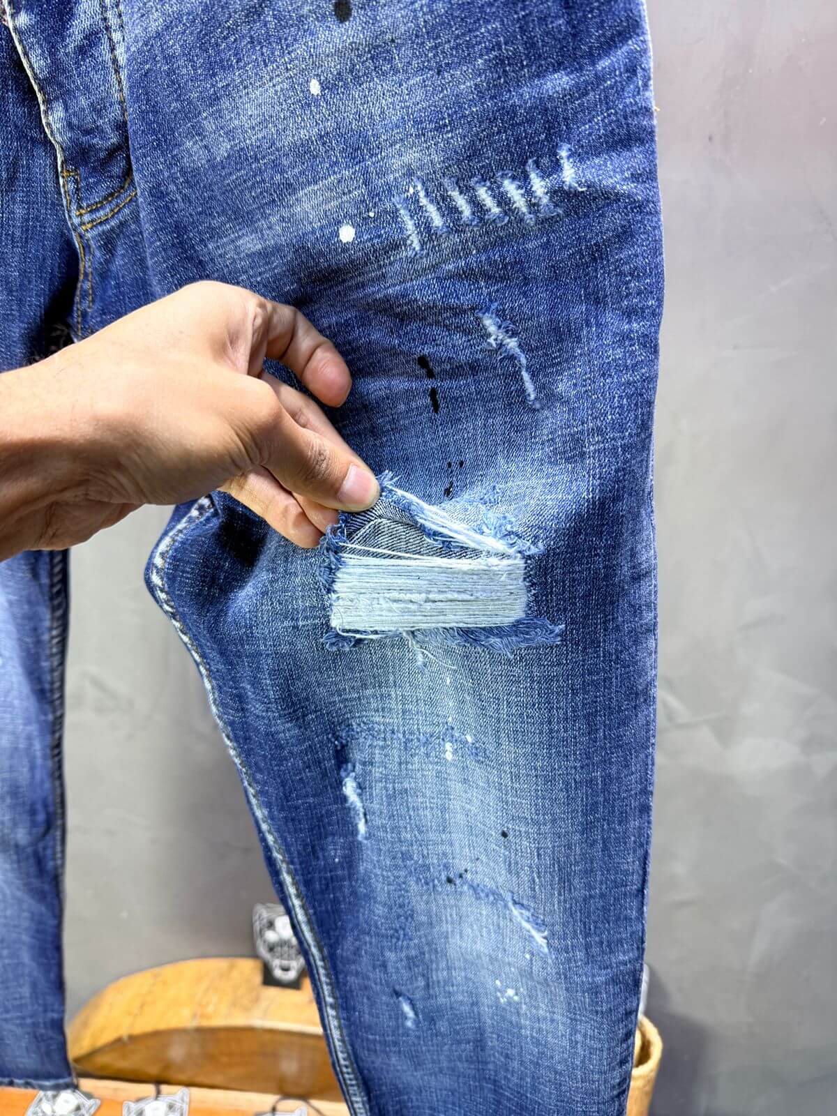Jean Slim Bleu Délavé Destroyed — Rips & Paint Splatter 001