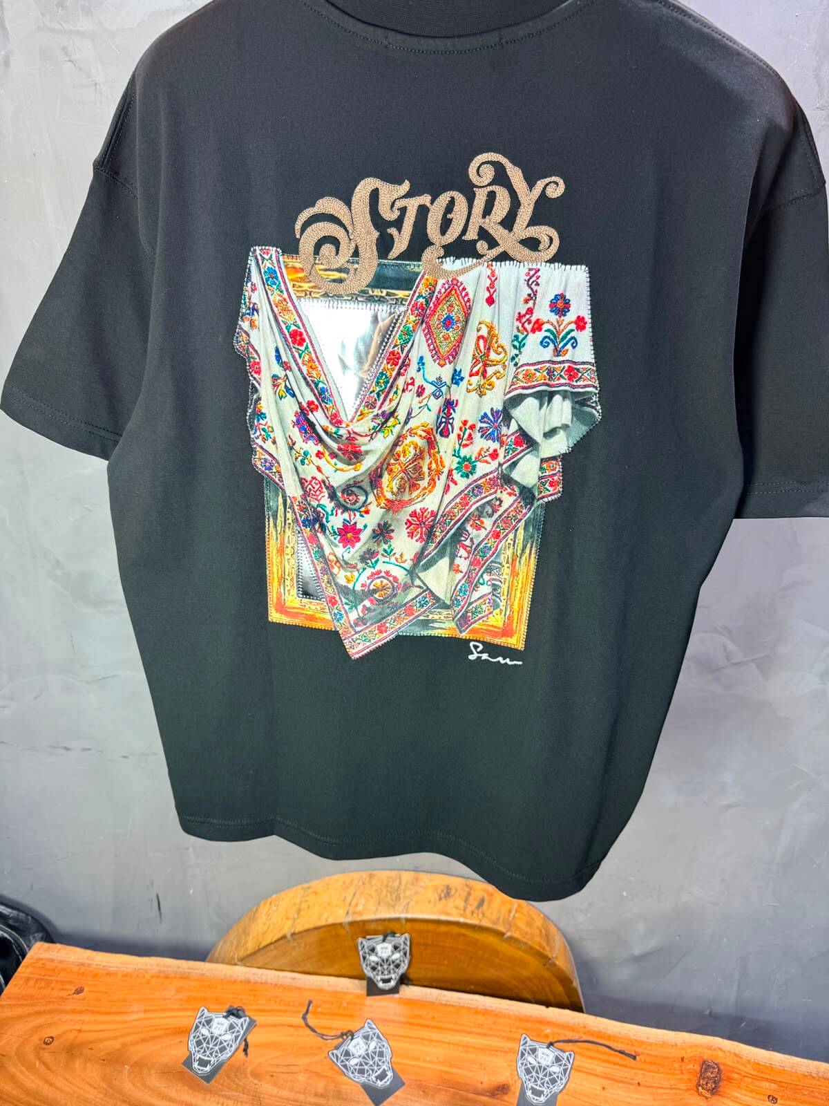 T-Shirt Story Foulard Brodé — Noir 5182