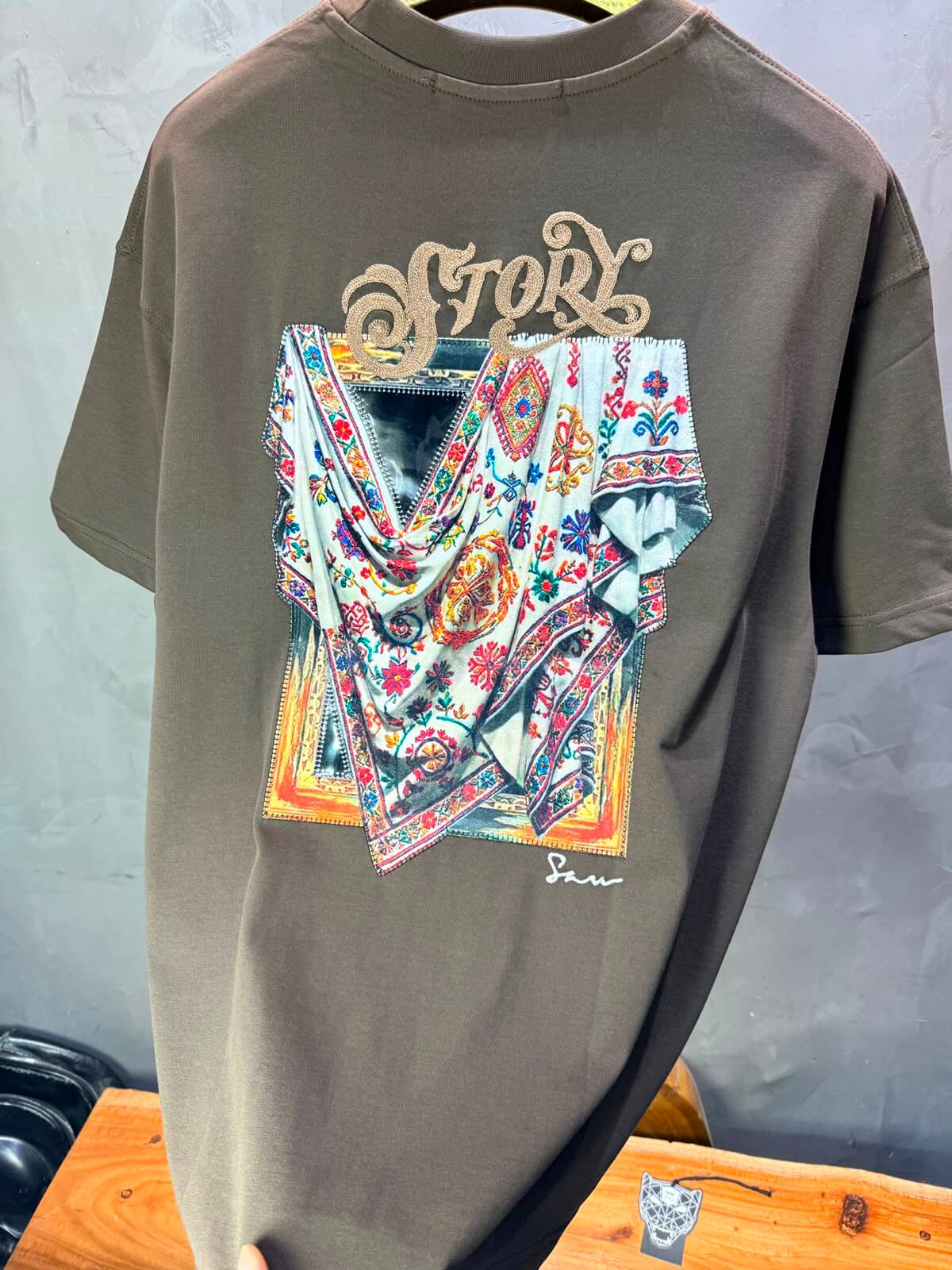 T-Shirt Story Foulard Brodé — Brown 5182