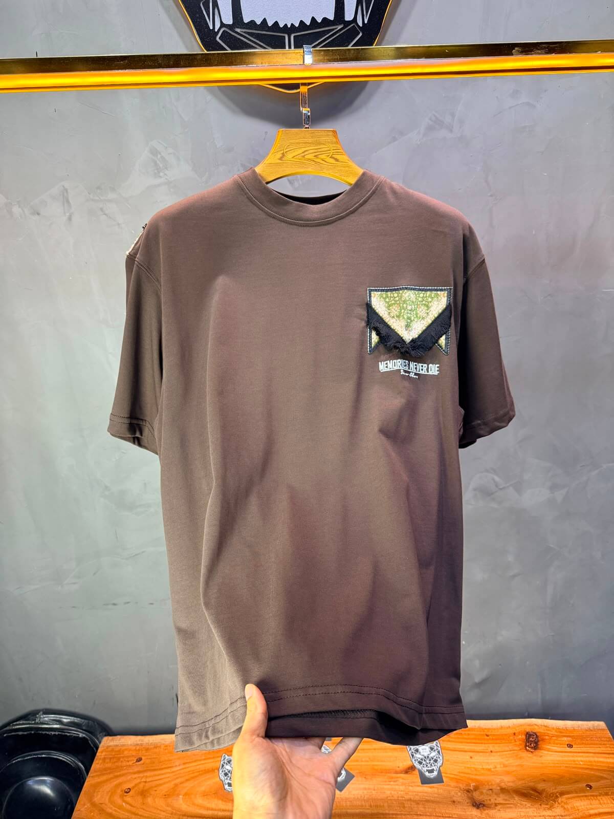 T-Shirt Memories Never Die — Sean Cleo — Brown 5093
