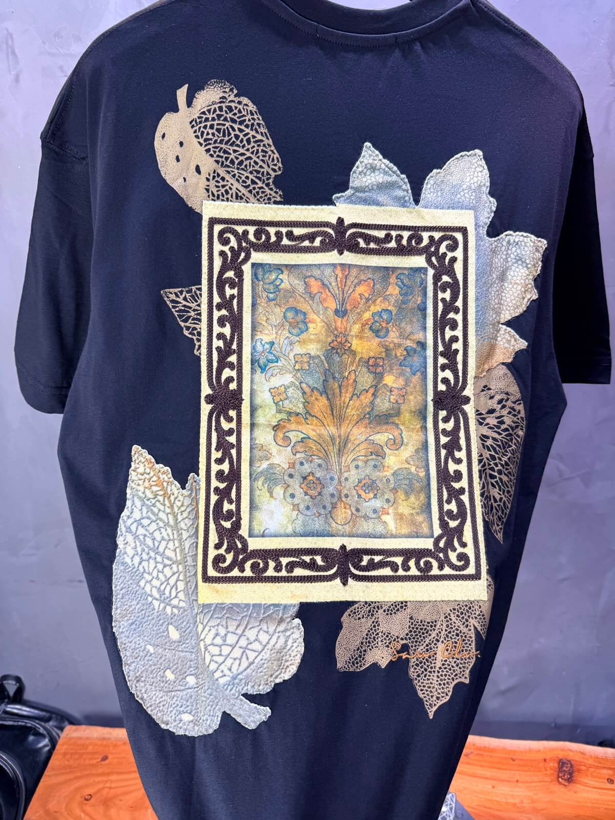 T-Shirt Floral Baroque Feuilles Dorées — Noir 5087
