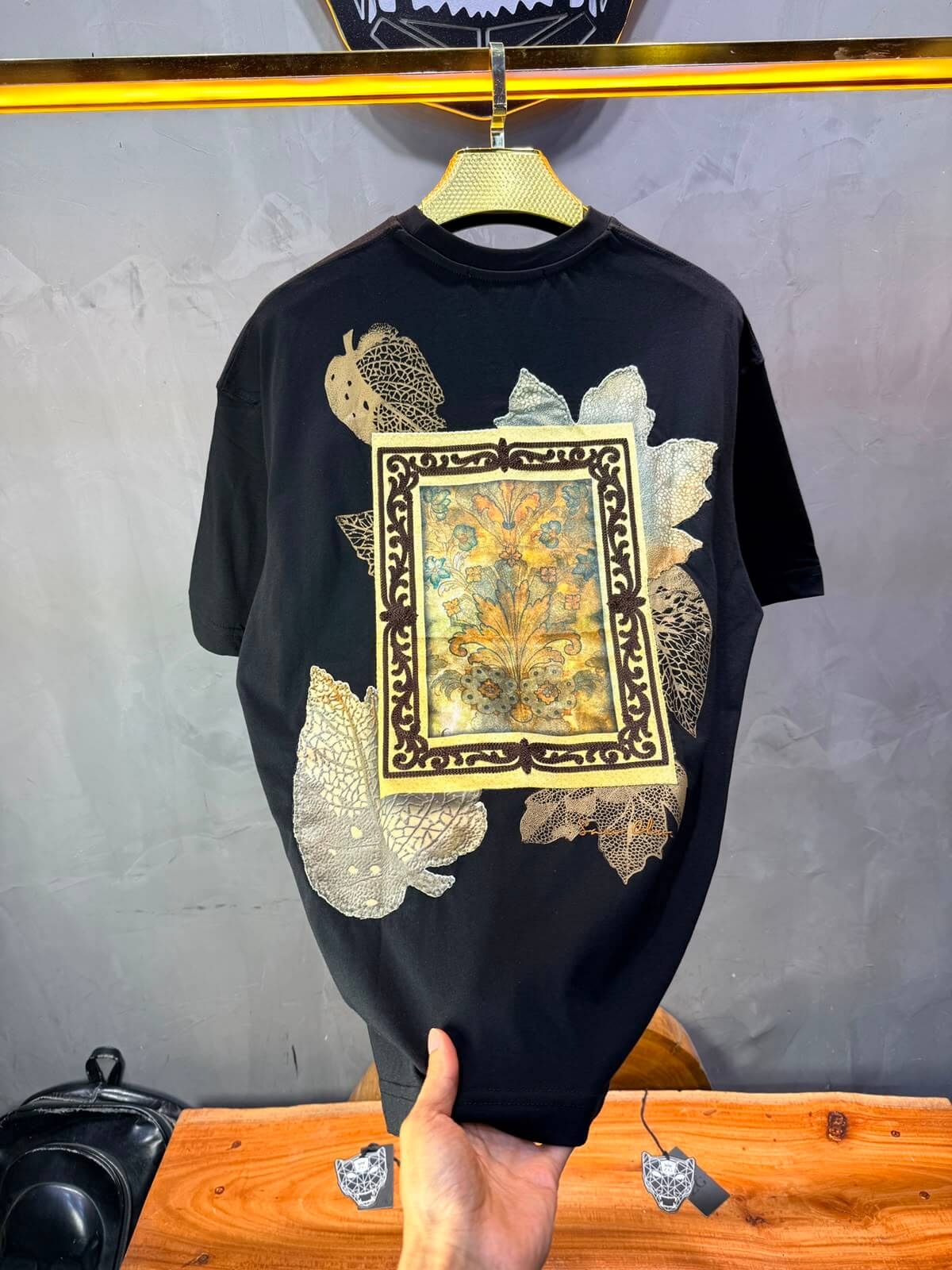T-Shirt Floral Baroque Feuilles Dorées — Noir 5087
