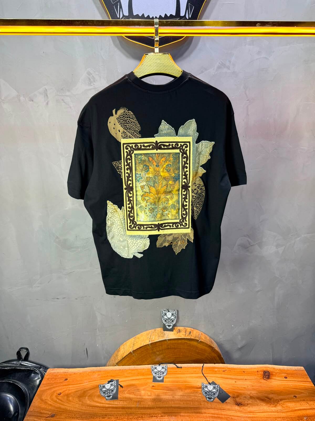 T-Shirt Floral Baroque Feuilles Dorées — Noir 5087