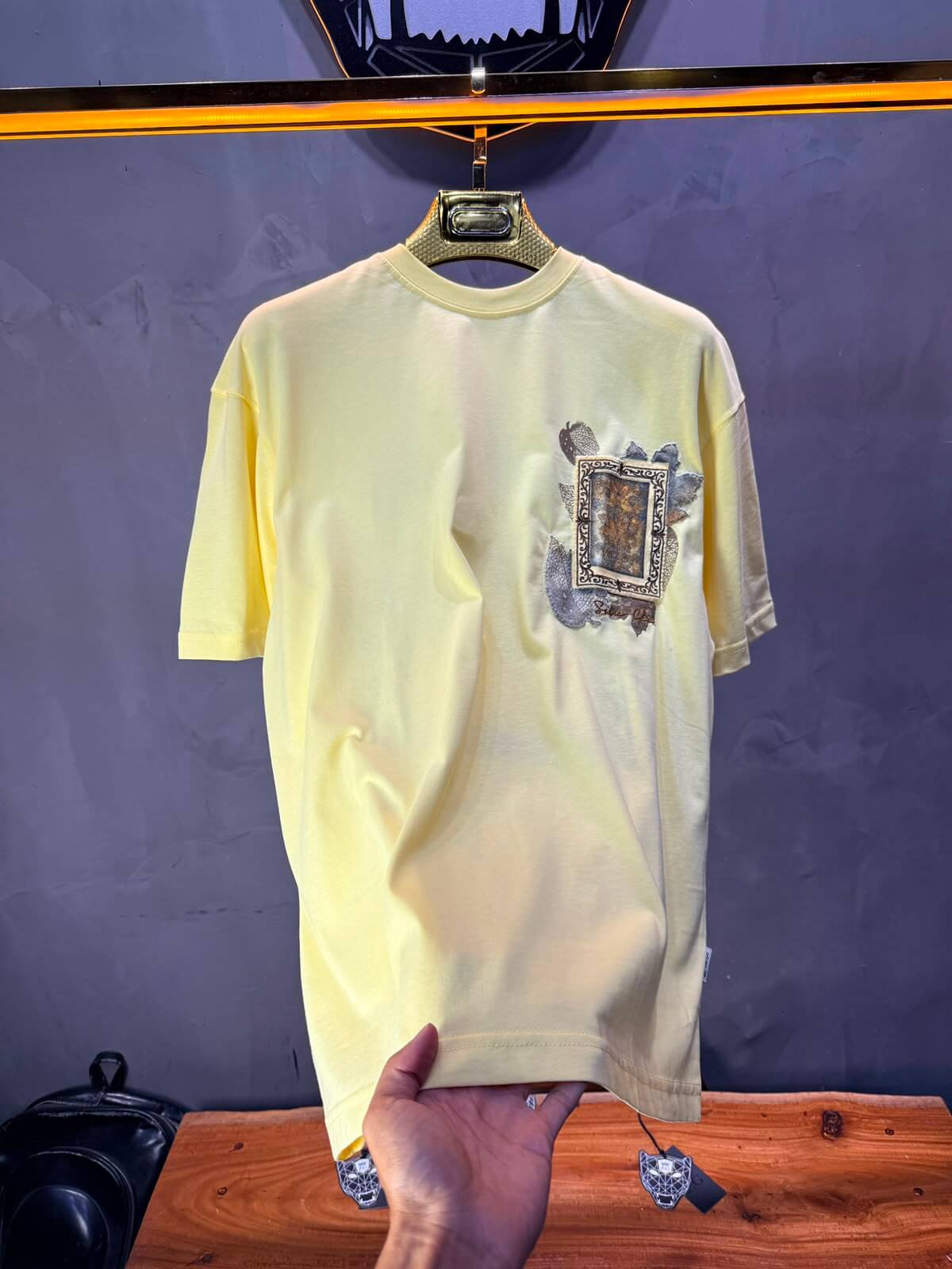 T-Shirt Floral Baroque Feuilles Dorées — Yellow 5087
