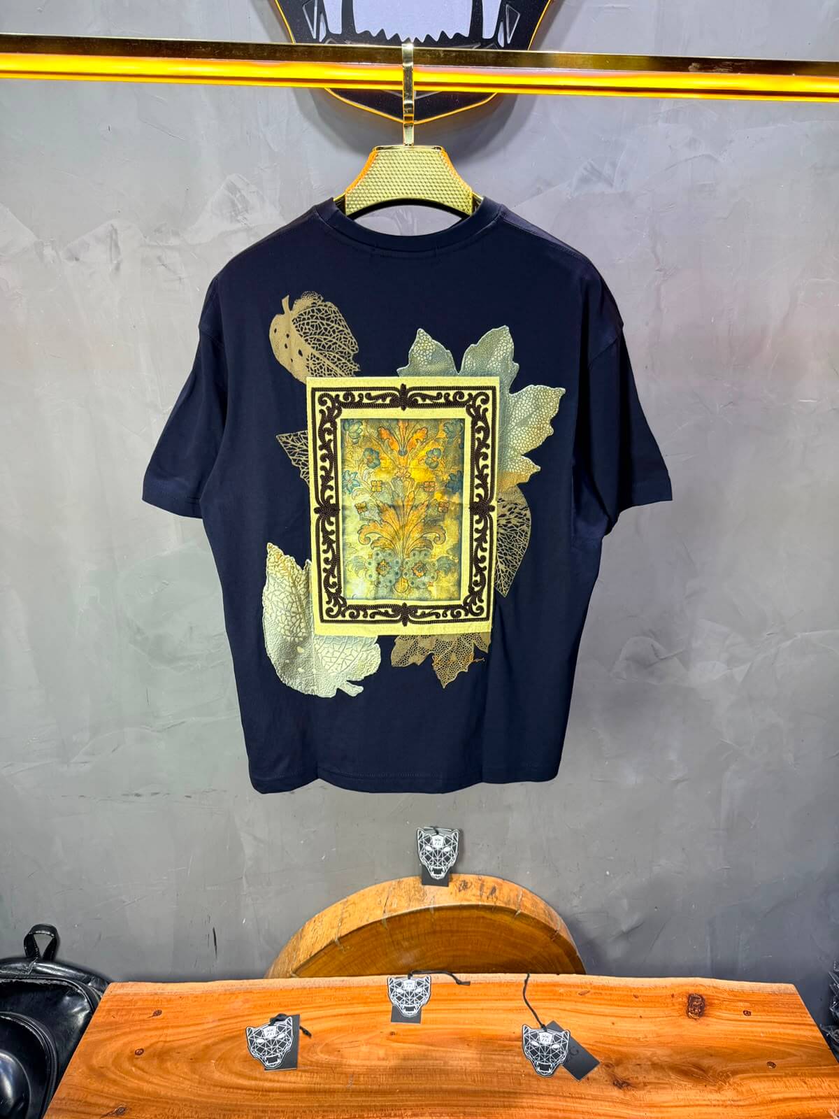 T-Shirt Floral Baroque Feuilles Dorées — Navy Blue 5087