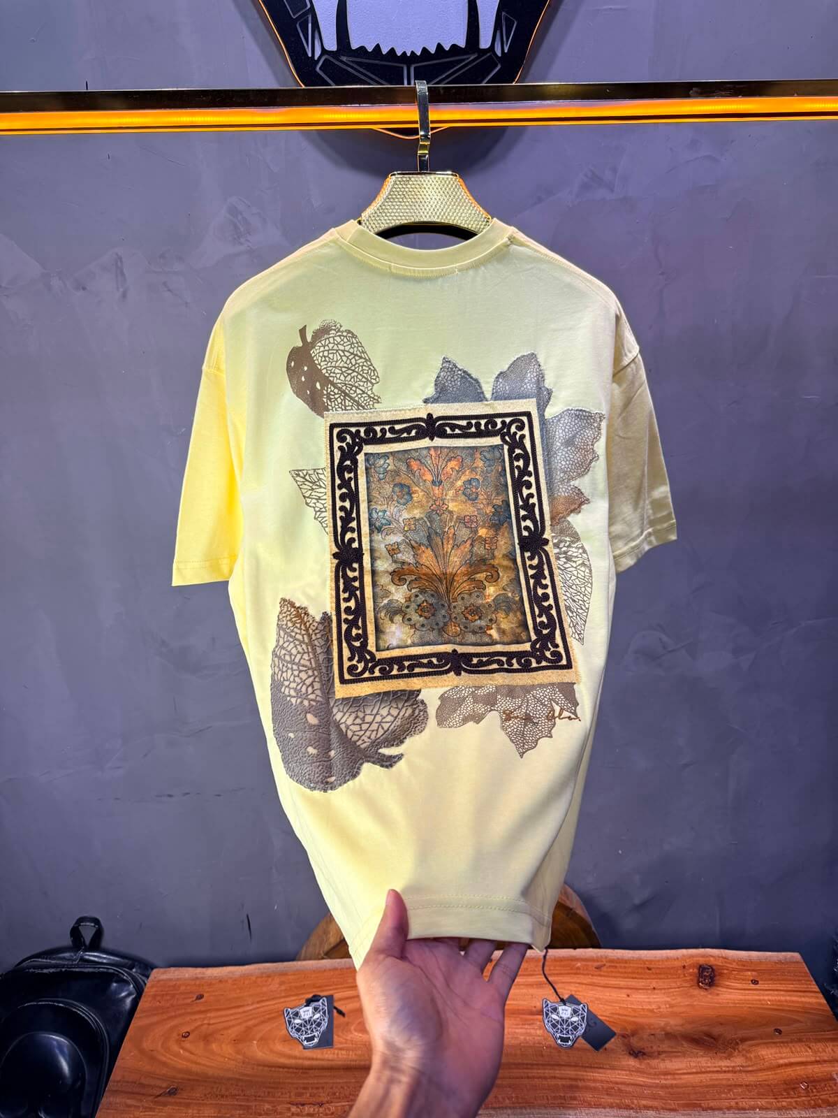 T-Shirt Floral Baroque Feuilles Dorées — Yellow 5087