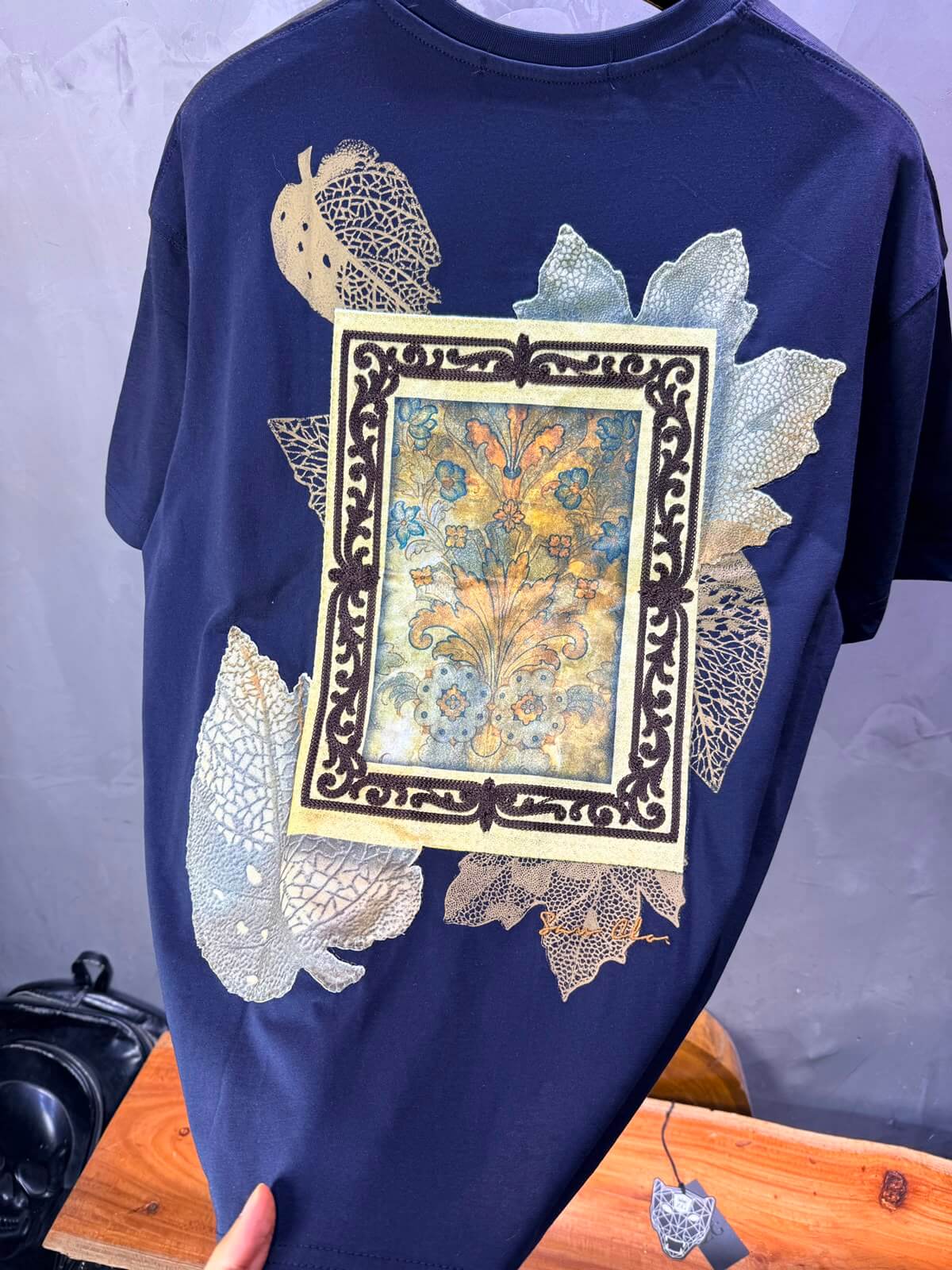 T-Shirt Floral Baroque Feuilles Dorées — Navy Blue 5087