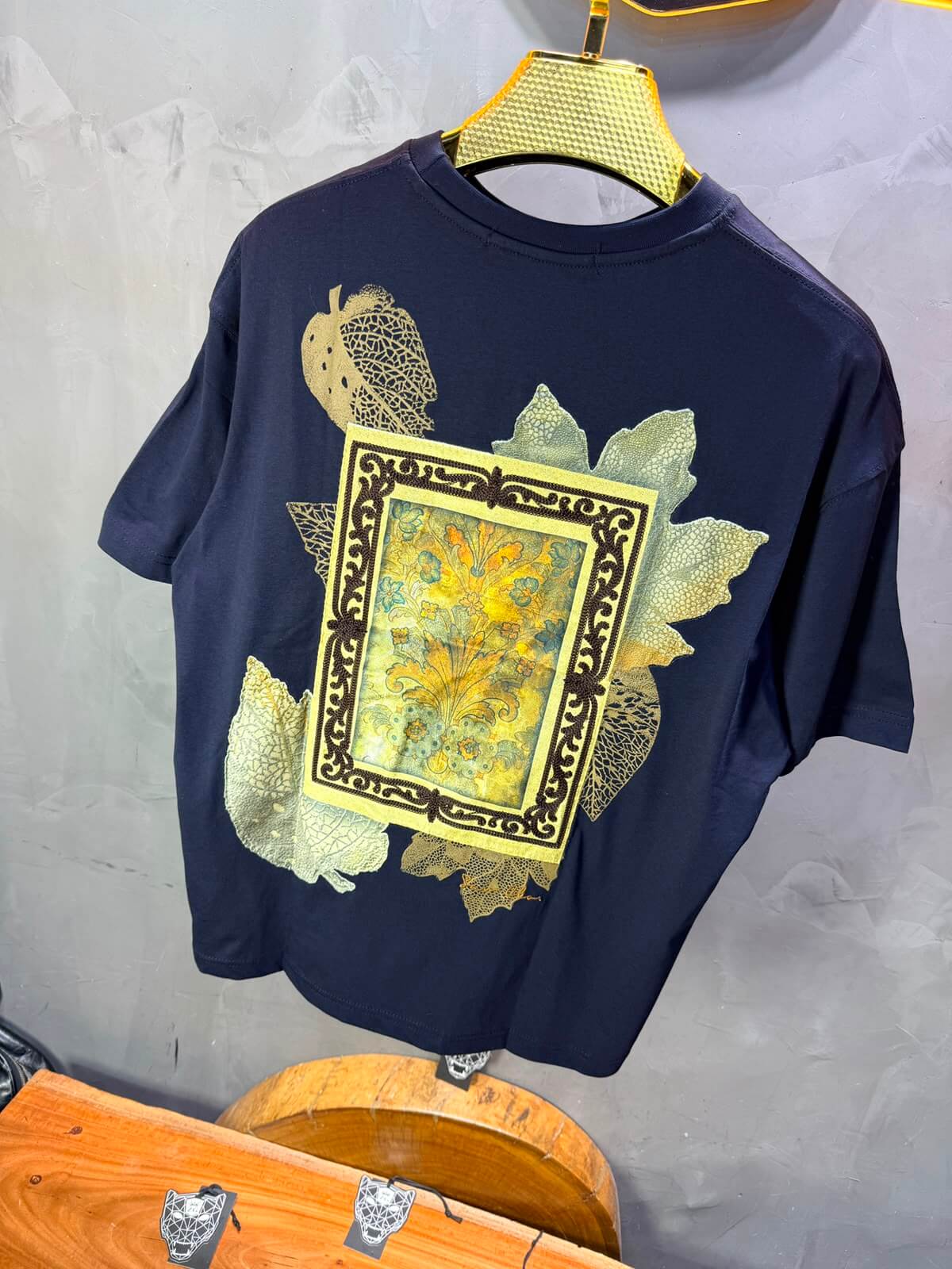 T-Shirt Floral Baroque Feuilles Dorées — Navy Blue 5087