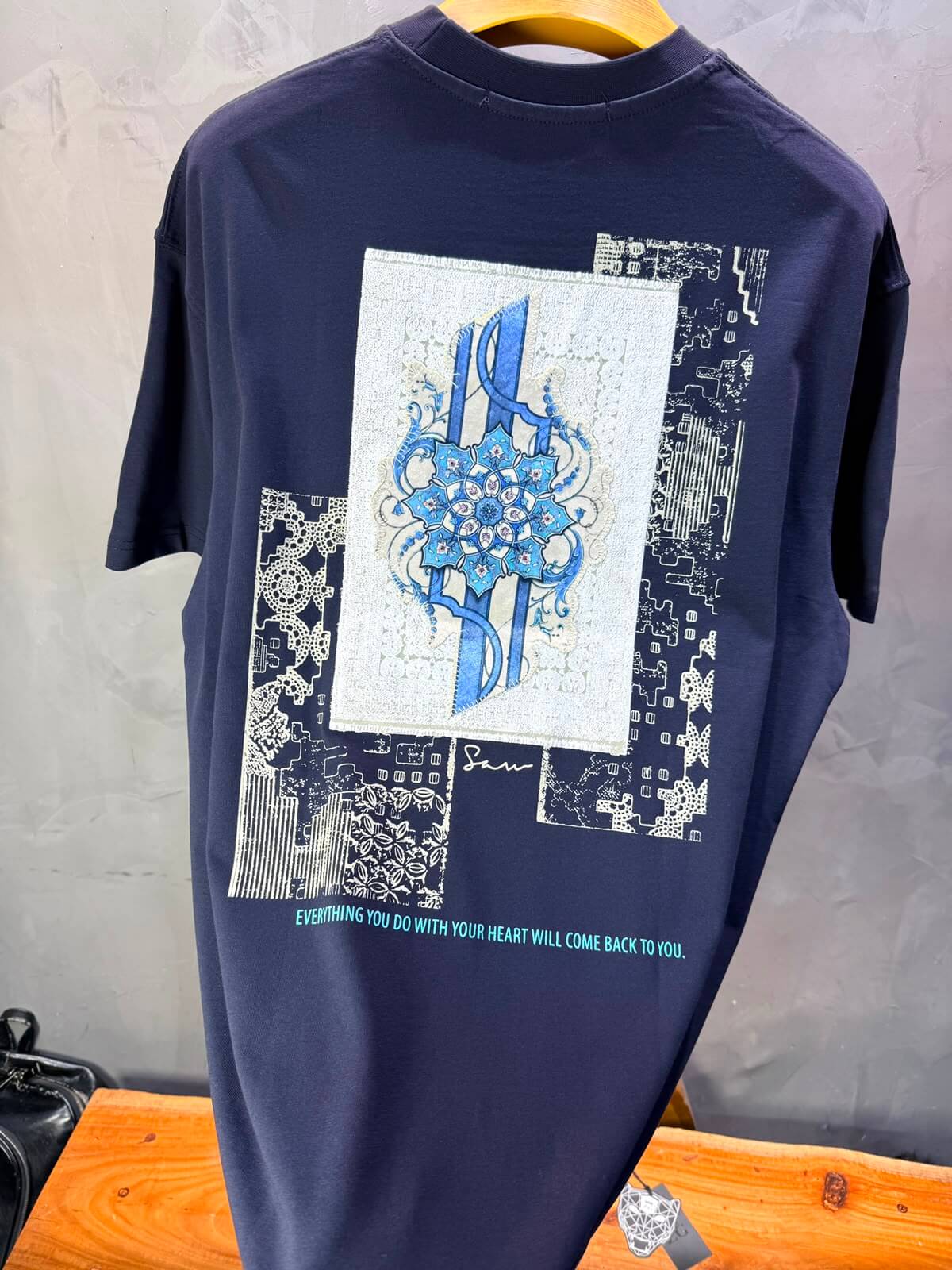 T-Shirt Calligraphie Mandala — Sam — Navy Blue 5075
