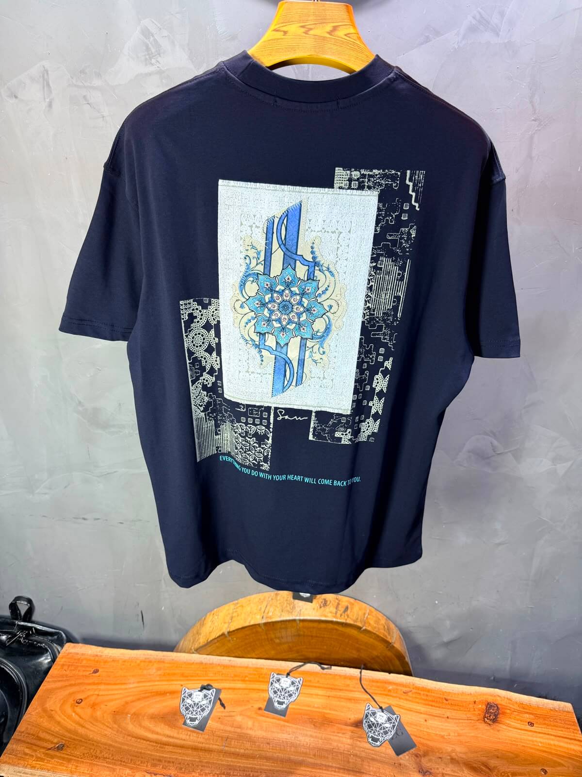 T-Shirt Calligraphie Mandala — Sam — Navy Blue 5075